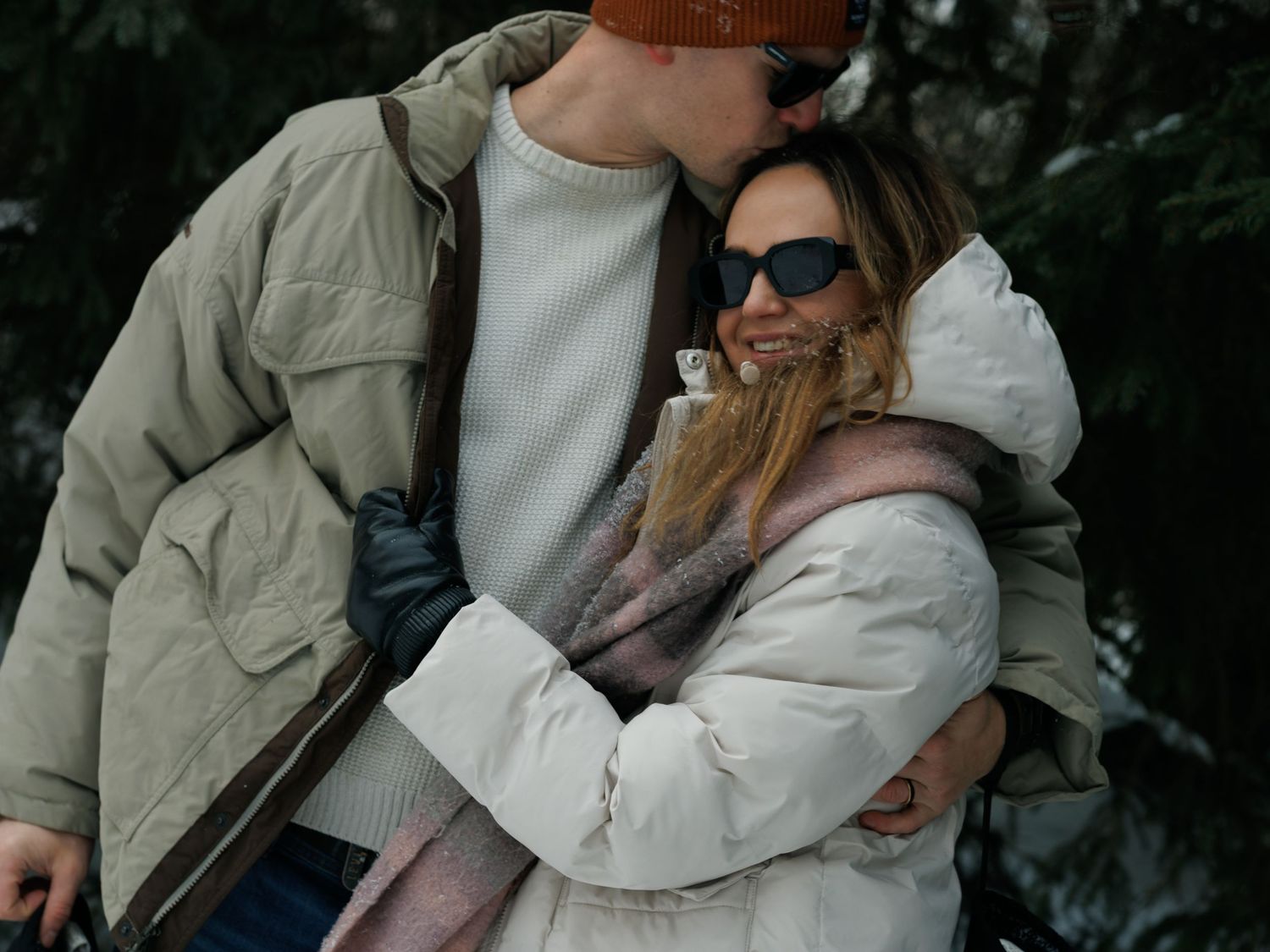 Fotograaf Tallinnas ja Harjumaal jäädvustamas loomulikke paaripilte.