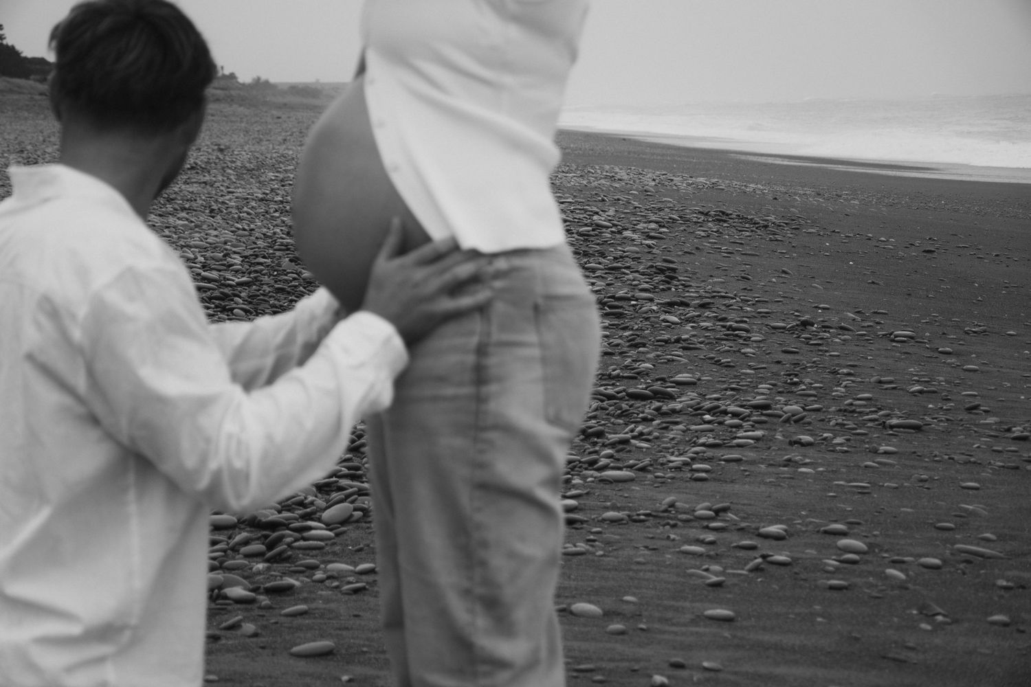 maternity session on the beach