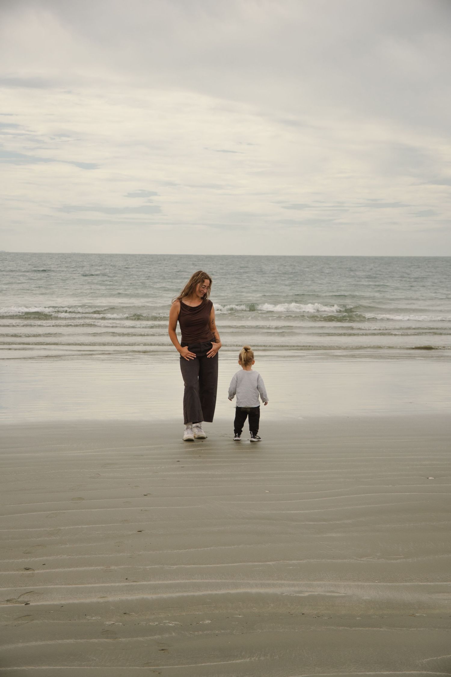 courteney and daughter on the beach