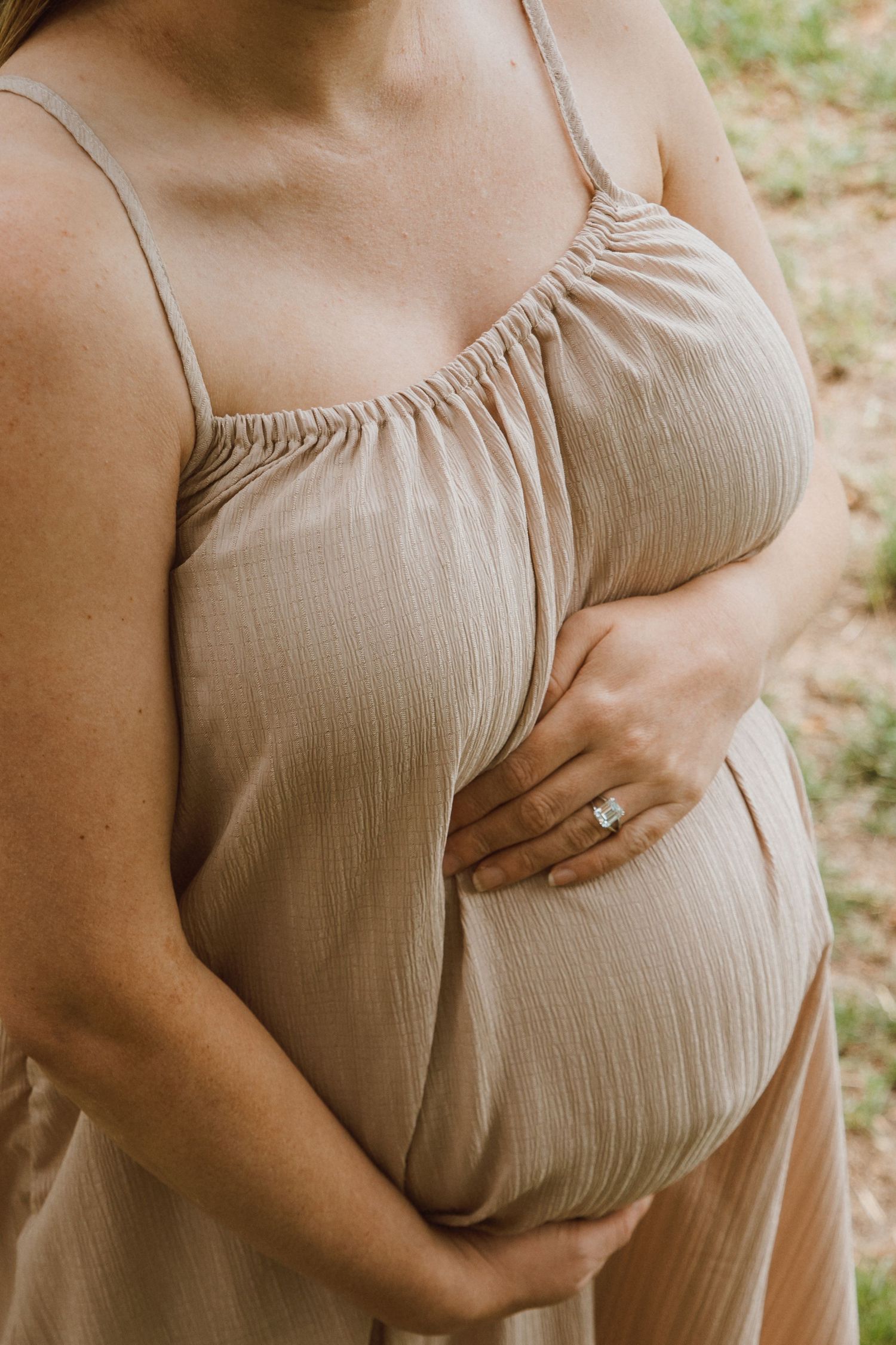 maternity session around greenery