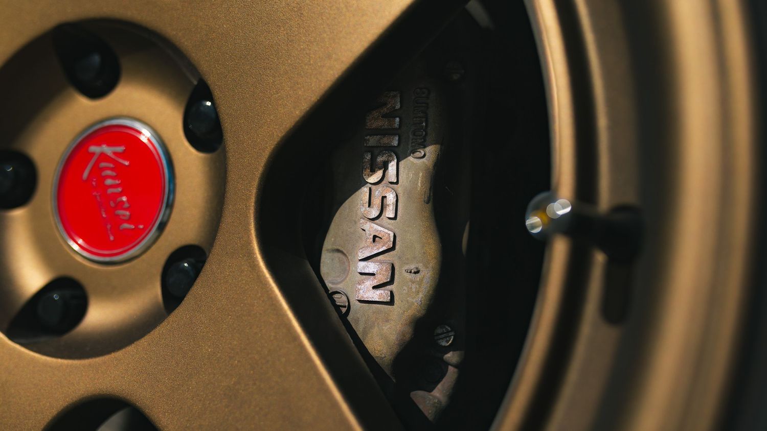 Close up of Kansei KNP wheels on a 1990 Nissan Skyline GTR R32 with OEM Nissan brake calipers