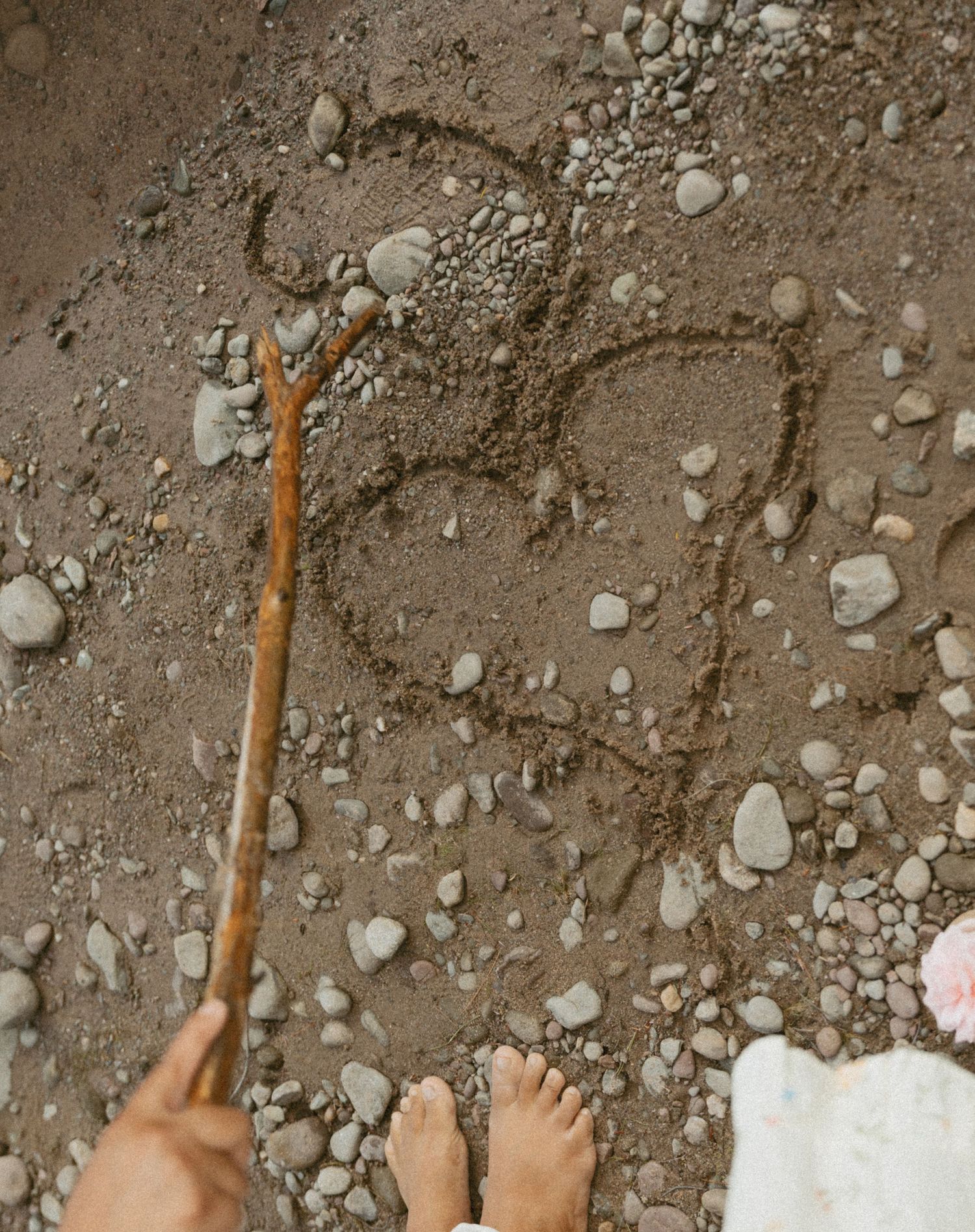 Sullivan County New York, Catskills family photos, kids drawing in the sand with a stick
