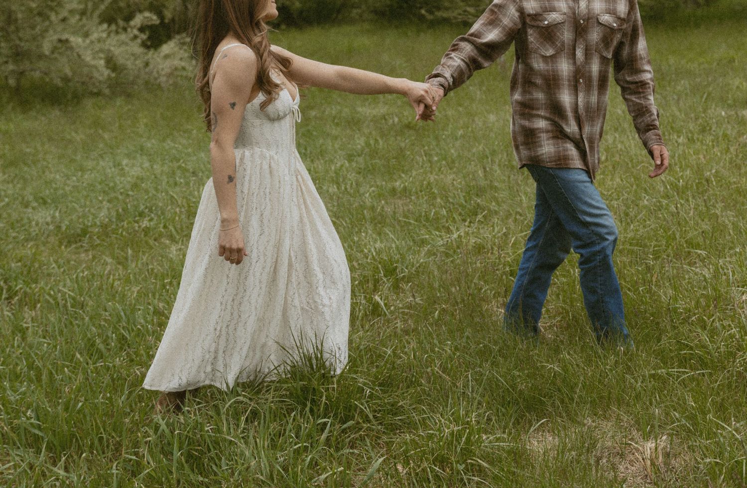 Cinematic and storytelling couple photos in a field in Hudson Valley New York