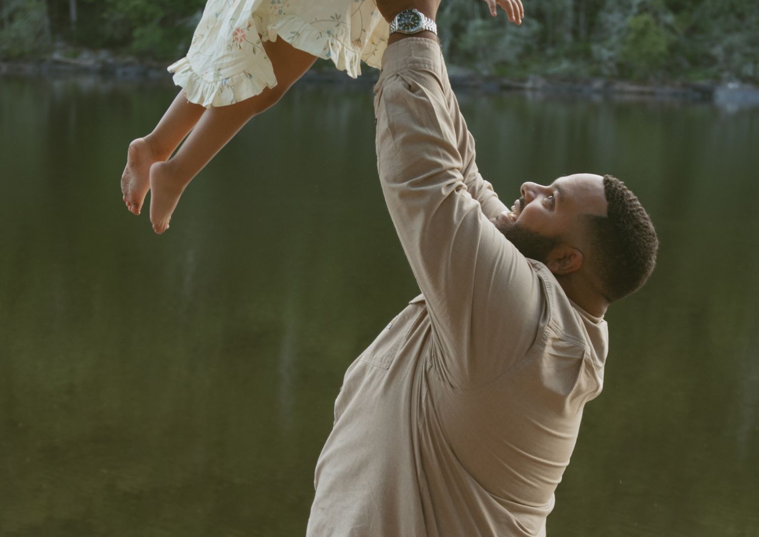 Sullivan County New York, Catskills Family Photos, Dad throwing daughter in the air and catching her