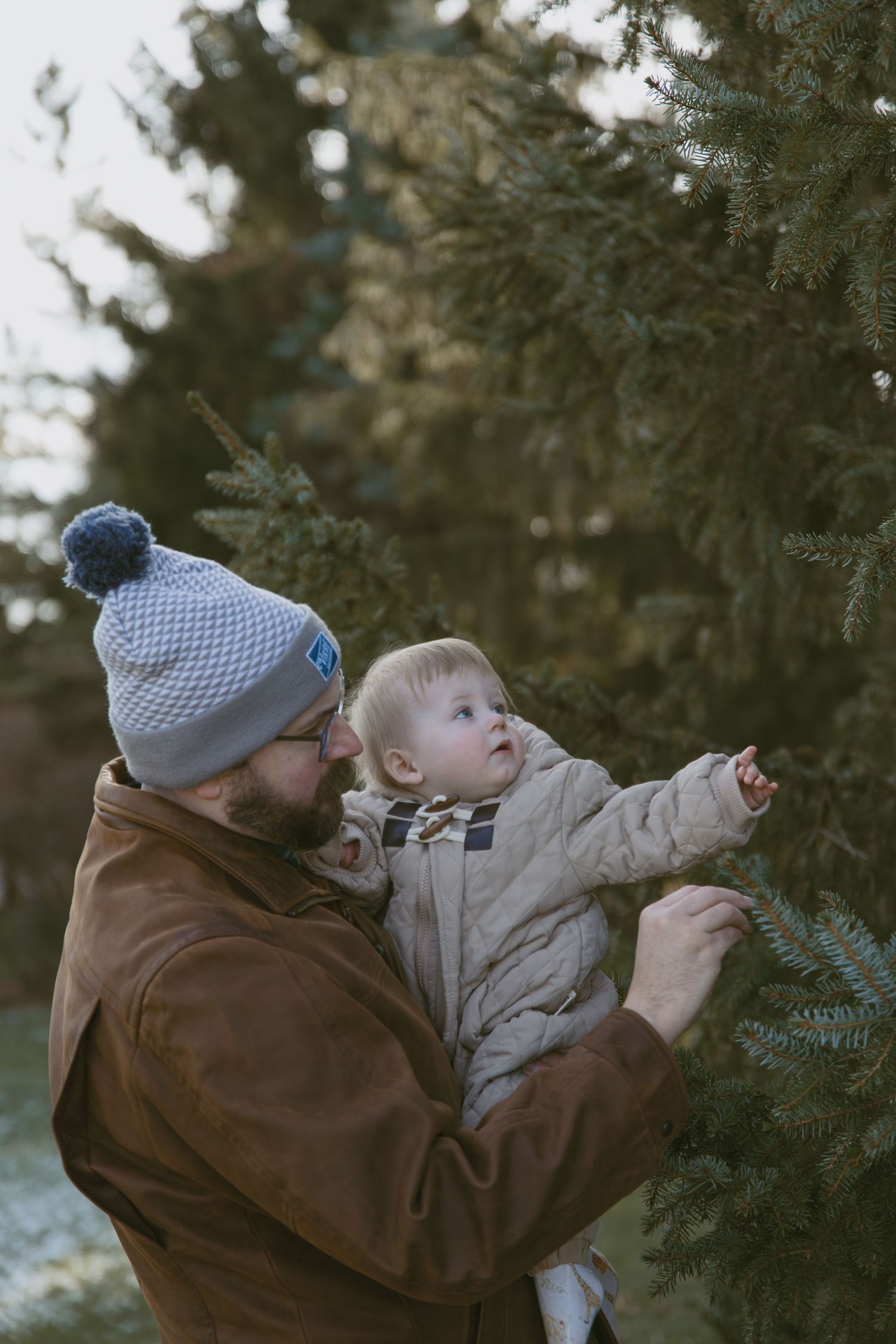 Winter outdoor family photos in Sussex County, New Jersey.