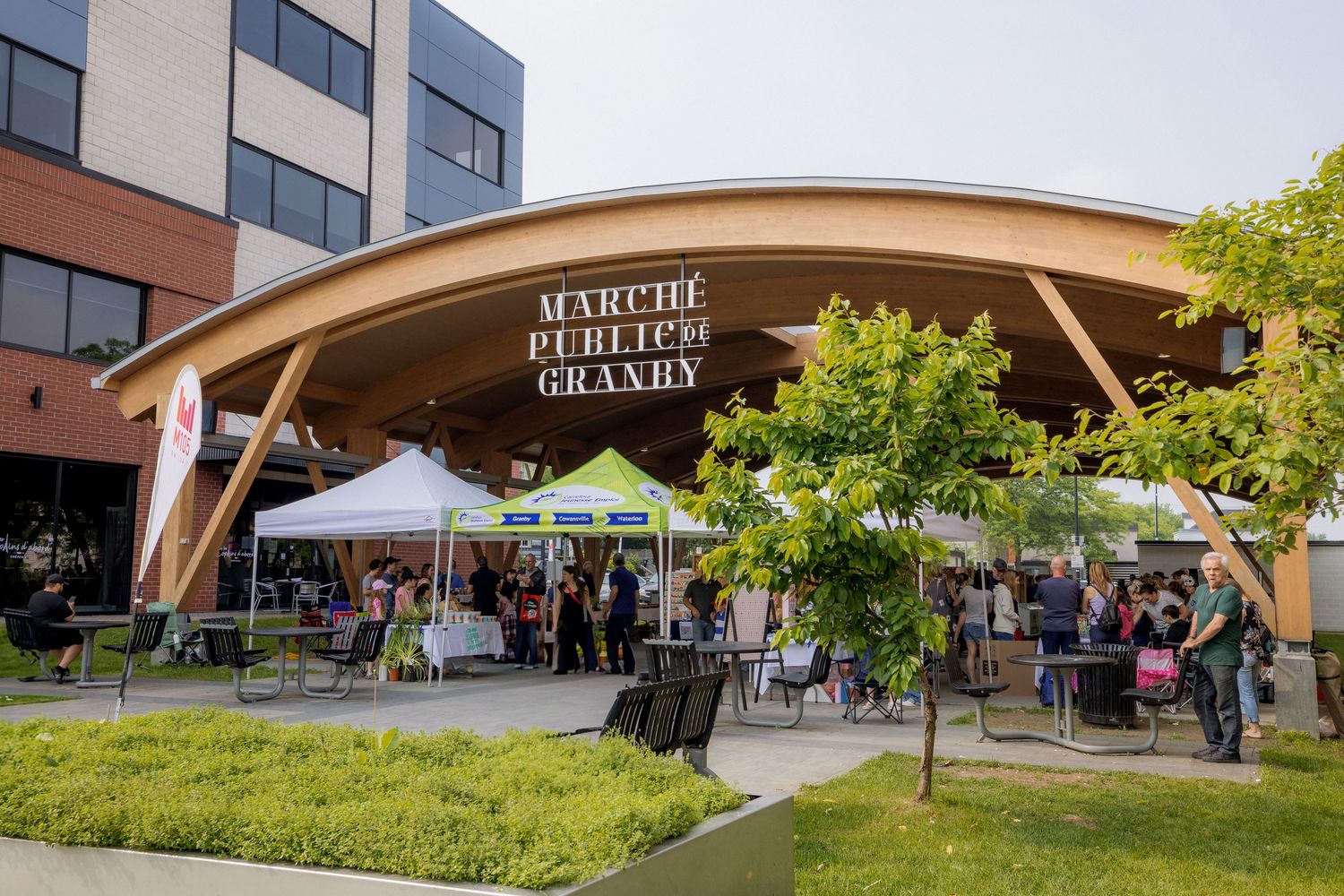 Modern building exterior with curved architecture featuring Marche Publique signage.