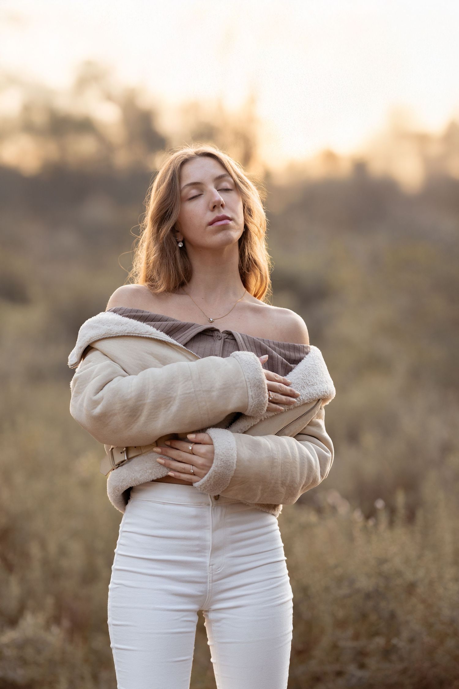 Portrait de femme en lumière naturelle en extérieur, photographe portrait à Mallemort