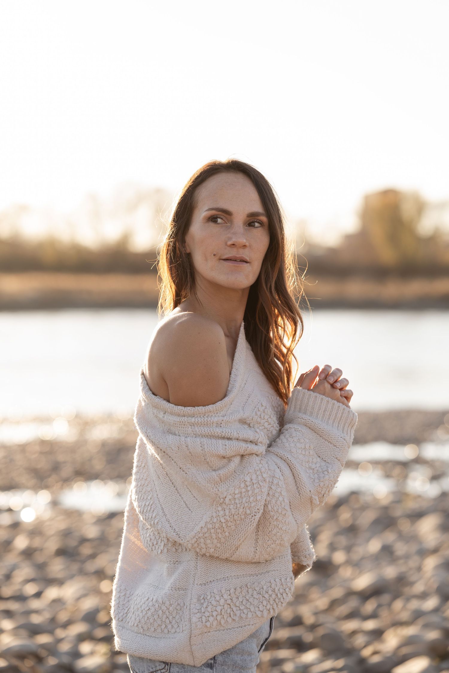 Portrait de femme en extérieur au bord de l’eau, séance photo portrait lifestyle à Mallemort