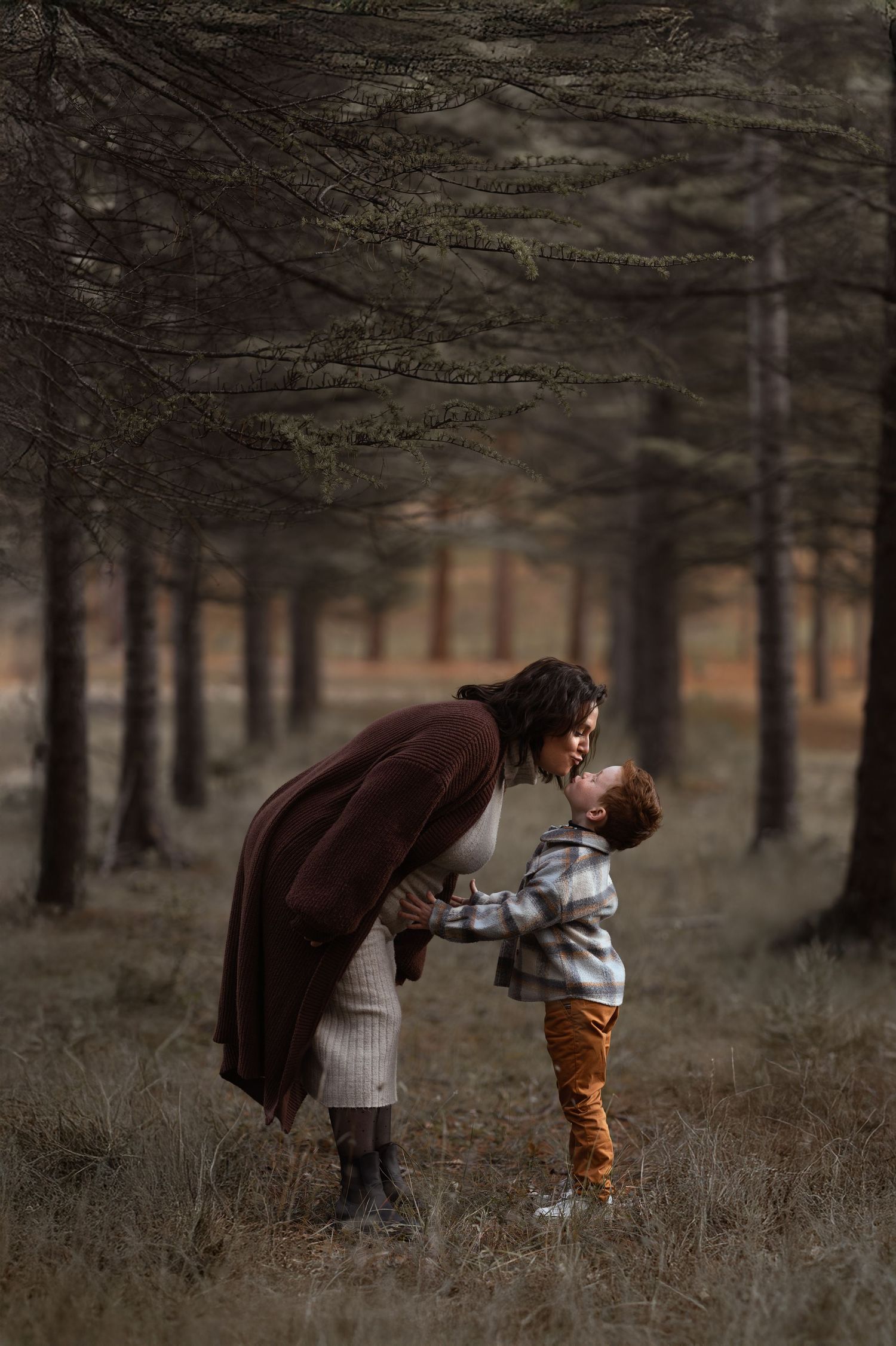 Séance photo émouvante entre mère et fils, en forêt, en Provence