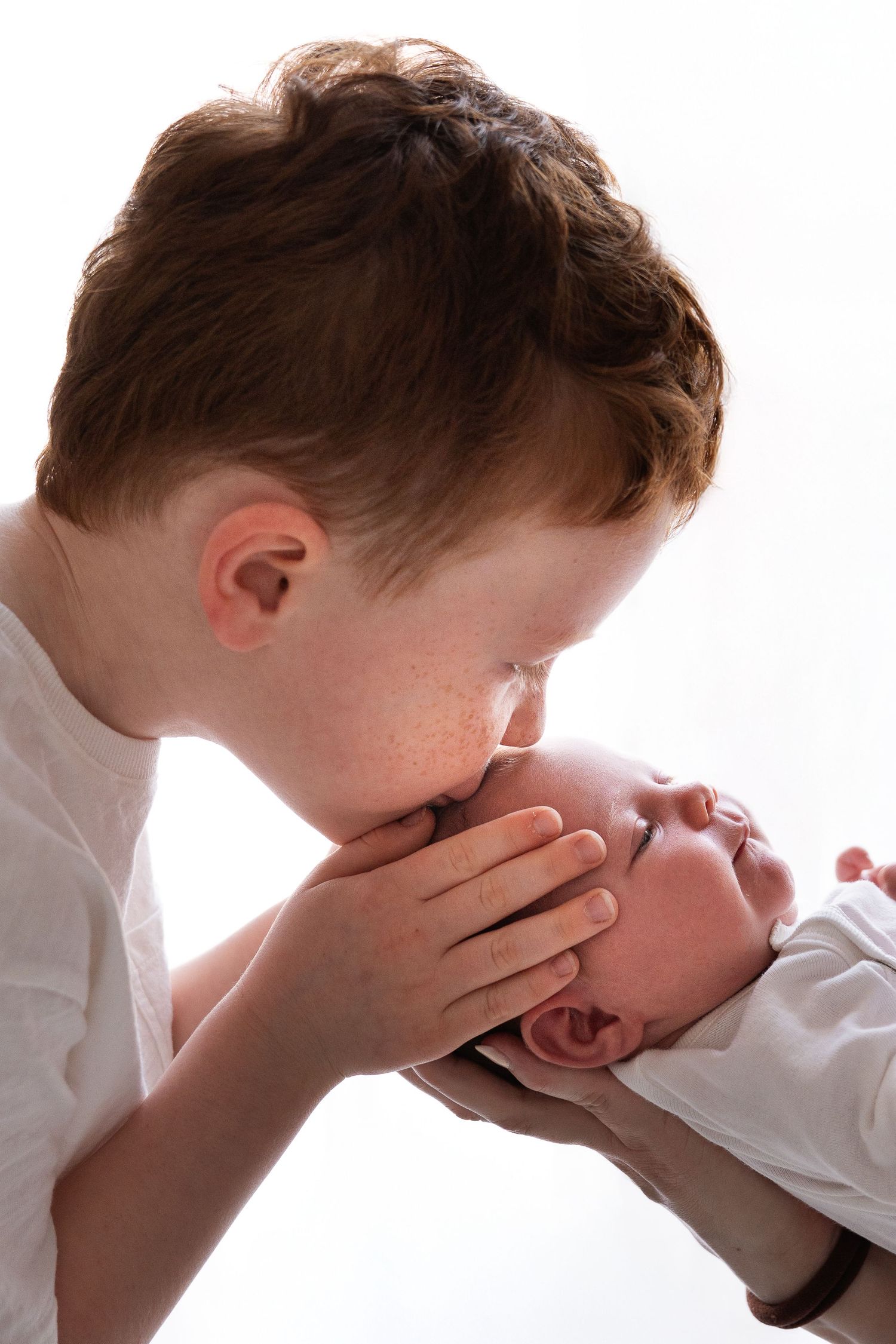 Portrait d’enfant et bébé en lumière naturelle dans les Bouches-du-Rhône