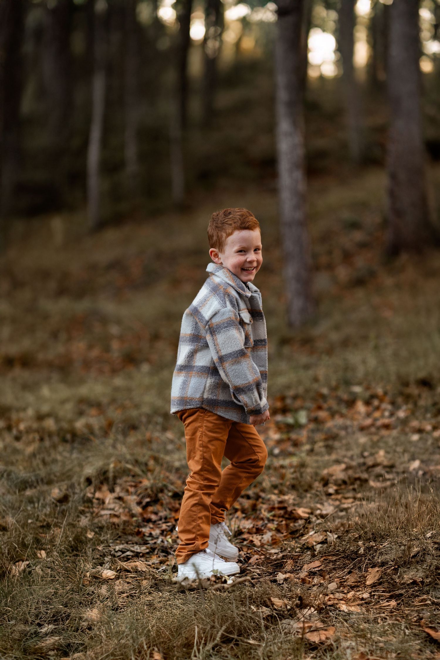 Portrait d’enfant en forêt en automne, séance photo famille en lumière naturelle dans les Bouches-du-Rhône