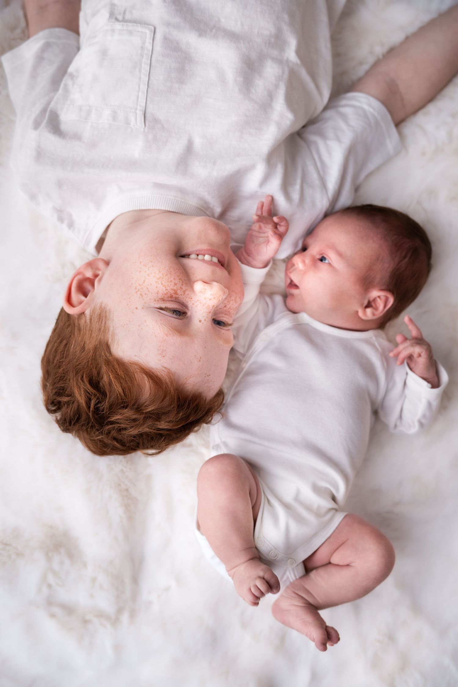 Portrait d’enfant et bébé en lumière naturelle dans le Vaucluse.