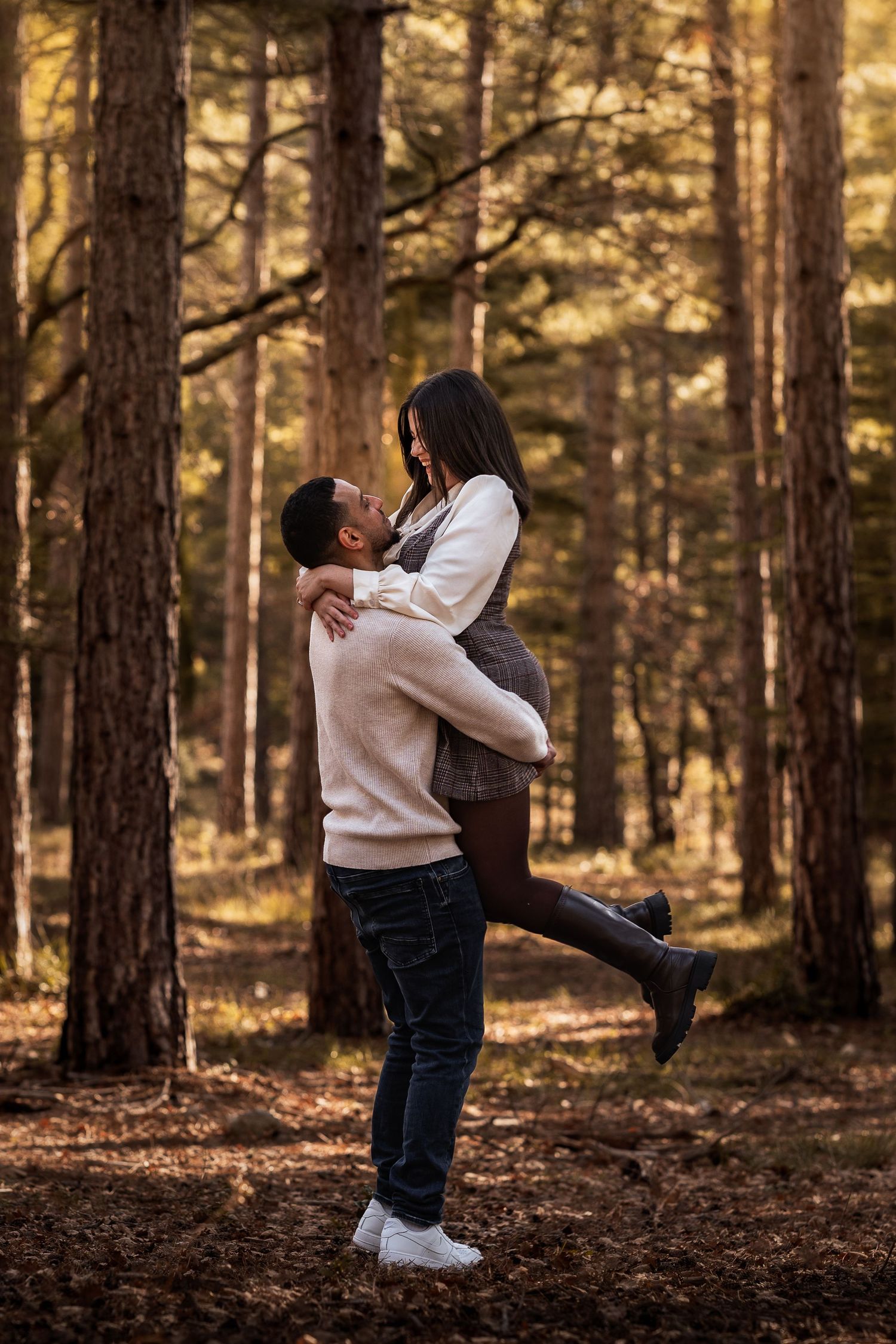 Séance photo couple romantique en nature en Provence.