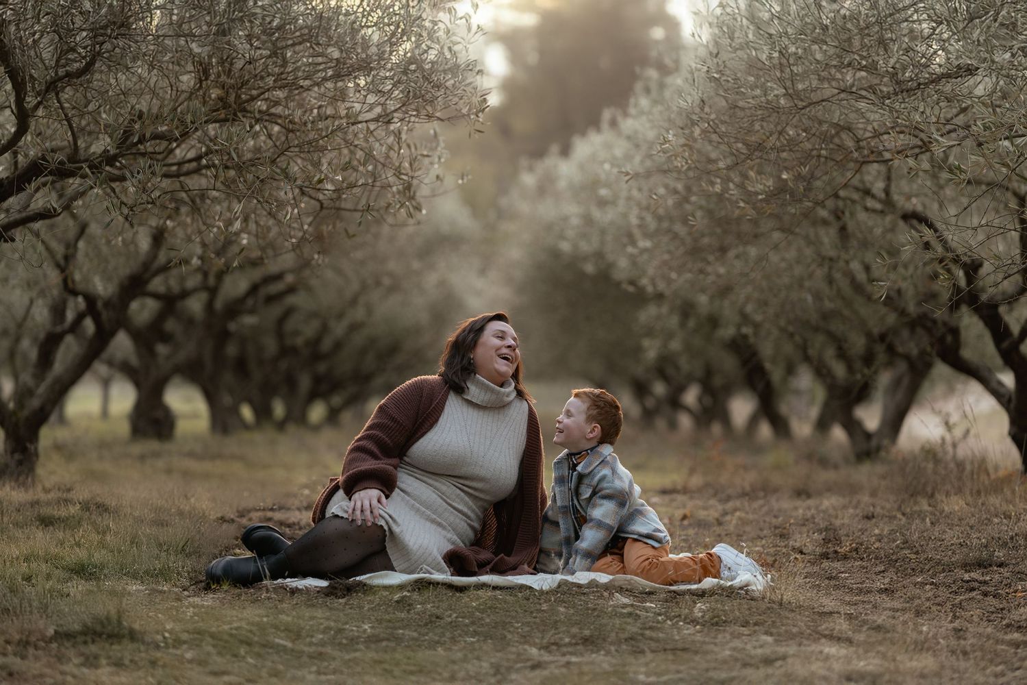 Séance photo au milieu des oliviers entre mère et fils, en Provence
