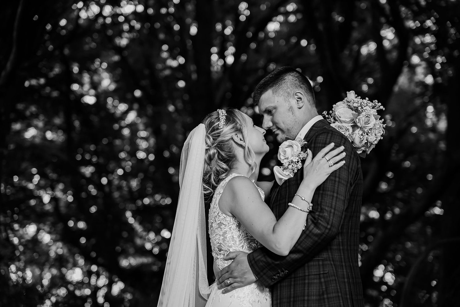 Black-and-white portrait of Sam and Liam kissing at Ridgeway Golf Club
