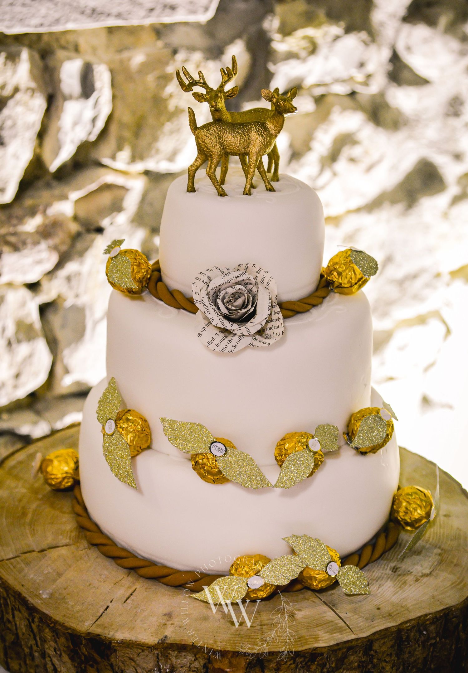 Three-tier wedding cake decorated with golden snitches and Harry Potter details