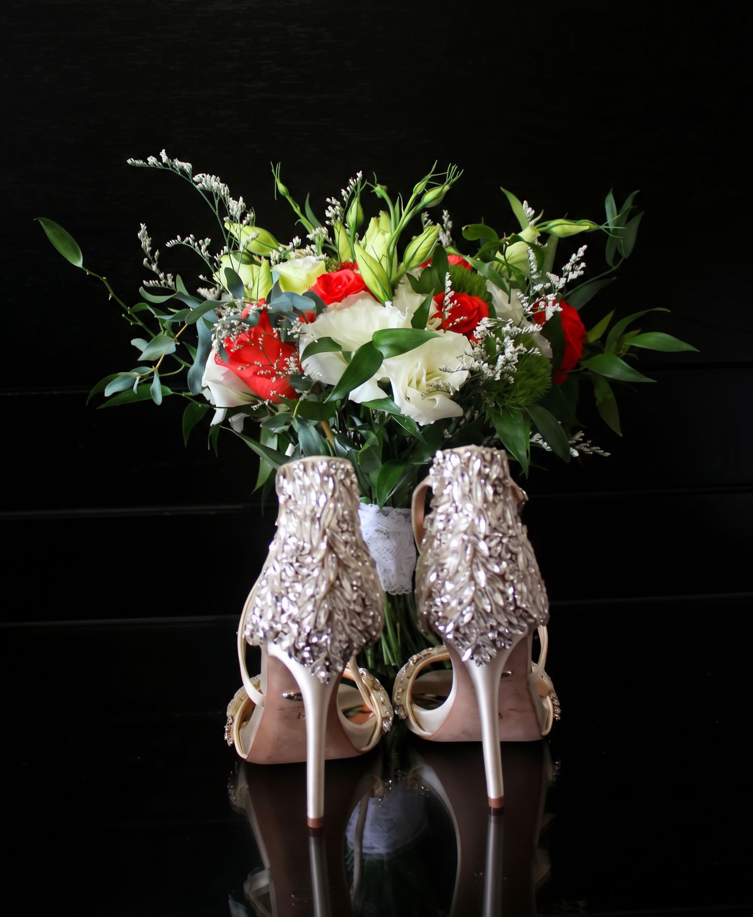 Bridal shoes and wedding bouquet luxury details - Alba Paredes
