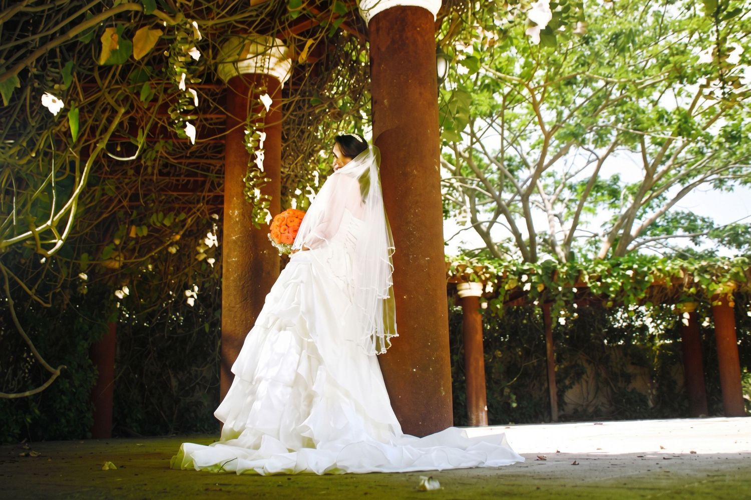 Bridal portrait under rustic outdoor pergola - Alba Paredes
