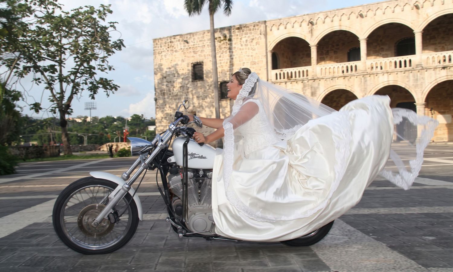 Wedding dress and bridal accessories preparation details - Alba Paredes