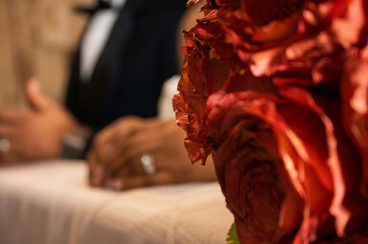 Red roses wedding floral arrangement and reception decor - Celo Visual Studio