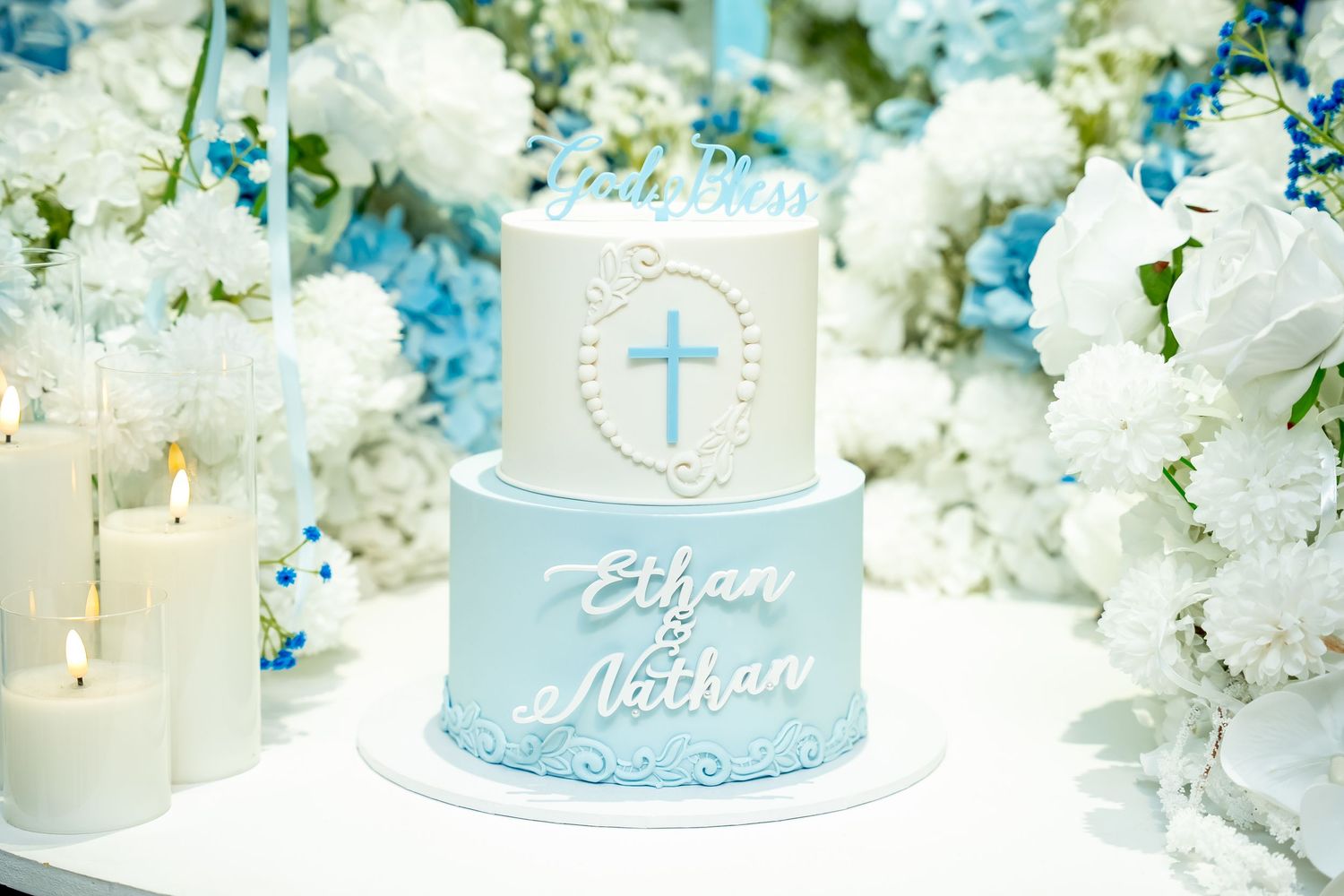 Elegant winter wonderland wedding decor with white floral arrangements and soft blue accents against a snowy backdrop.