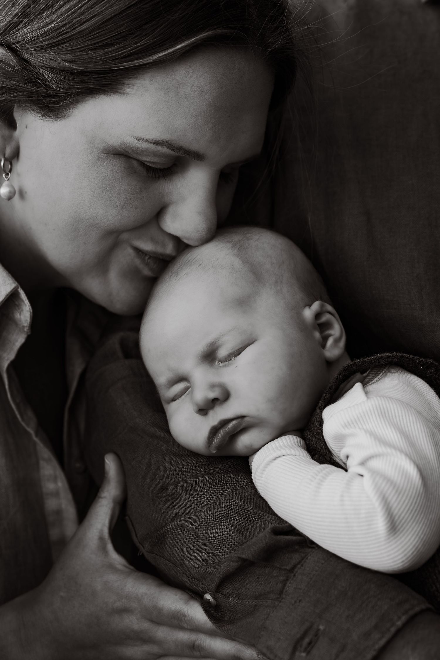 newborn-photo-greenfields-beach-jervis-bay-mum-kissing-newborn-asleep-in-dads-arms