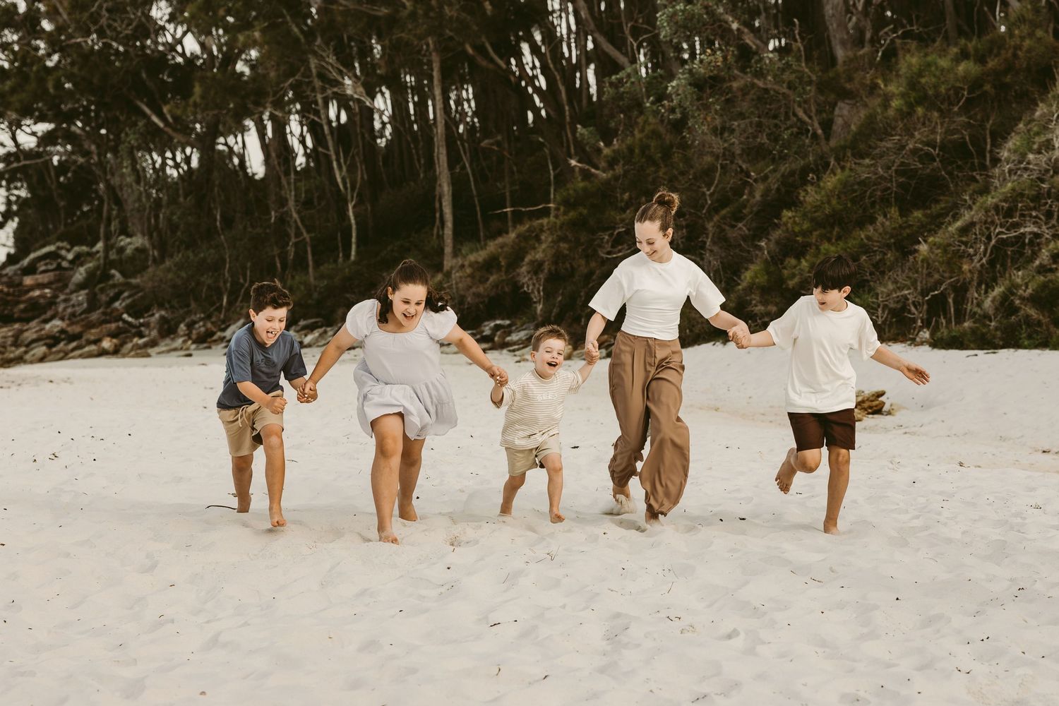 kids-racing-on-beach-family-photo-vincentia-greenfields-beach-jervi-bay