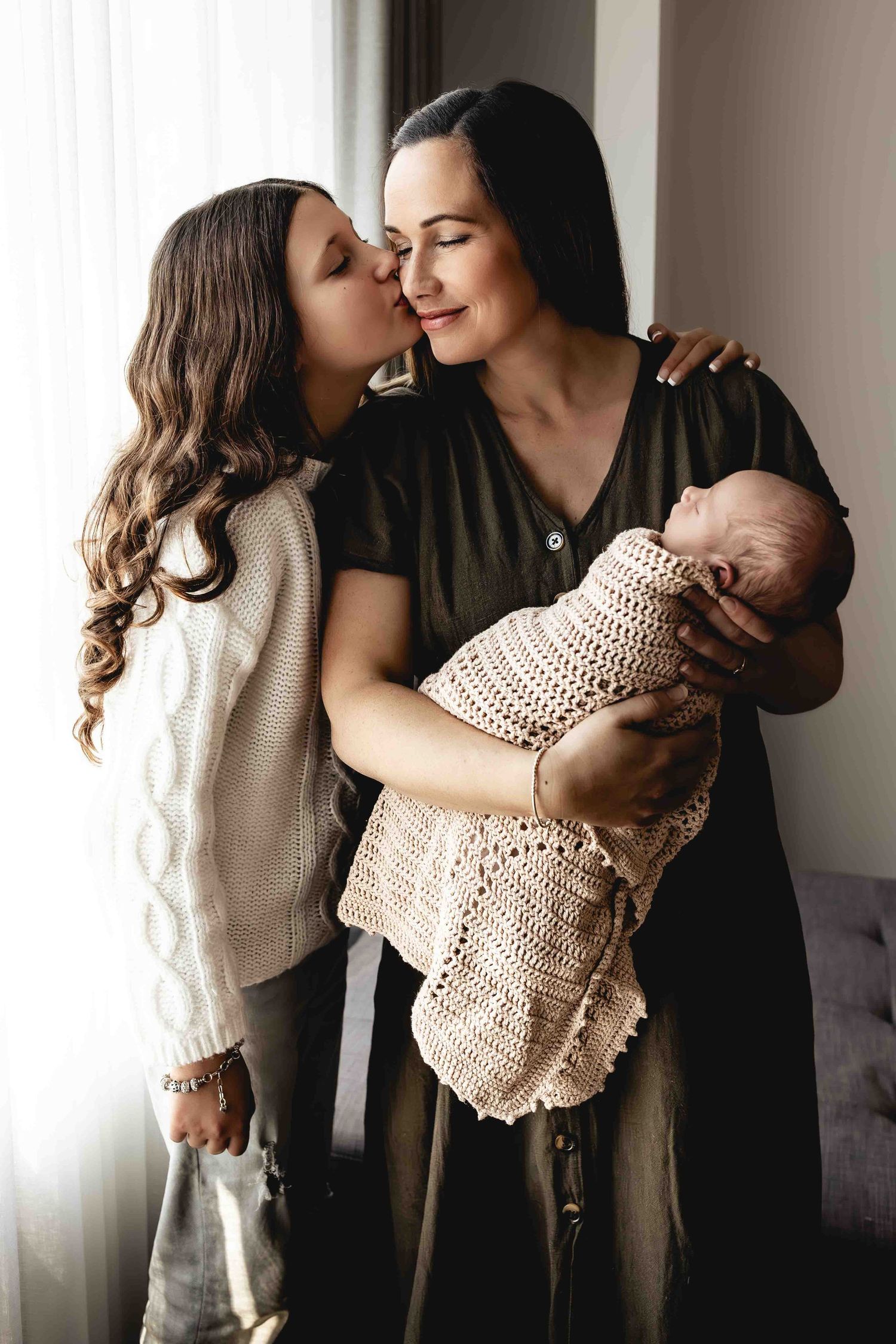 new-born-photo-jervis-bay-shoalhaven-in-home-relaxed-mother-newborn-older-daughter-connected-embrace