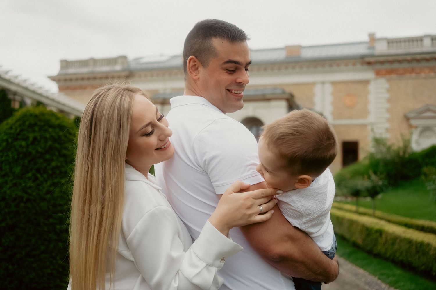Családi - kismama és lifestyle - fotózások -  budapesten professzionális módon - női portré fotóstól - bérelhető vörös kismama ruha