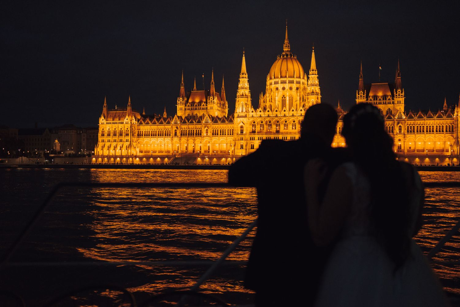 Esküvői  és jegyes fotózás - páros kreatív fotózás -  Magyarország - Budapest - hajós esküvő