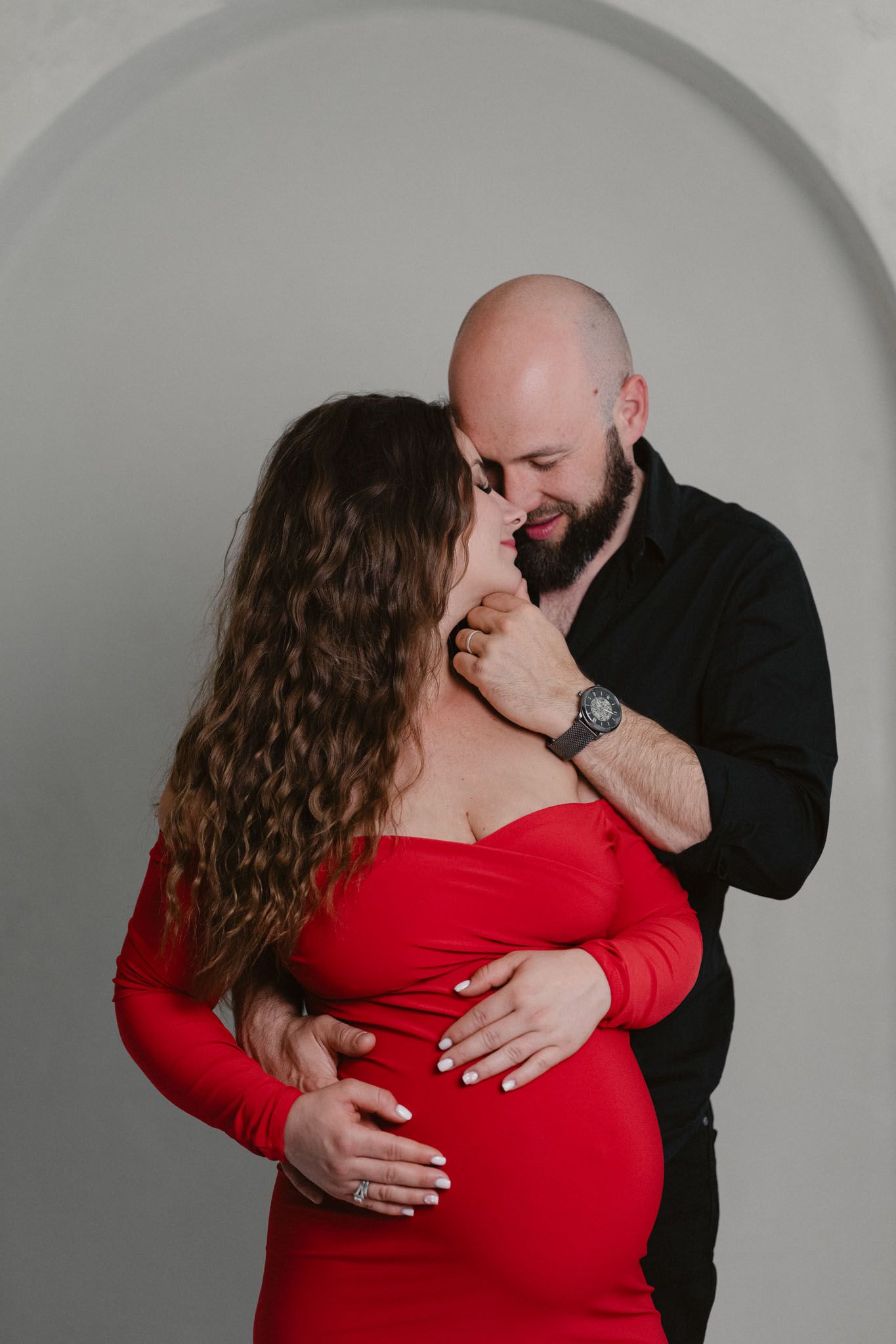 Családi - kismama és lifestyle - fotózások -  budapesten professzionális módon - női portré fotóstól - bérelhető vörös kismama ruha
