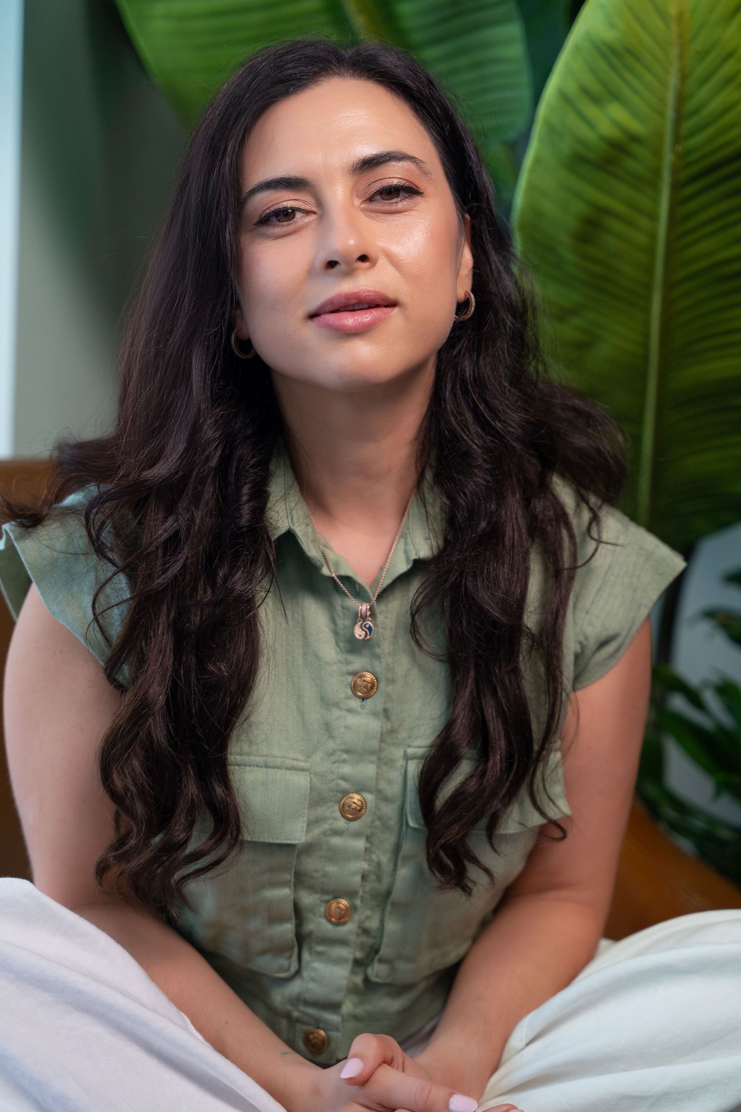 Relaxed lifestyle portrait in Fort Lauderdale, FL – natural headshot with soft lighting and lush greenery.