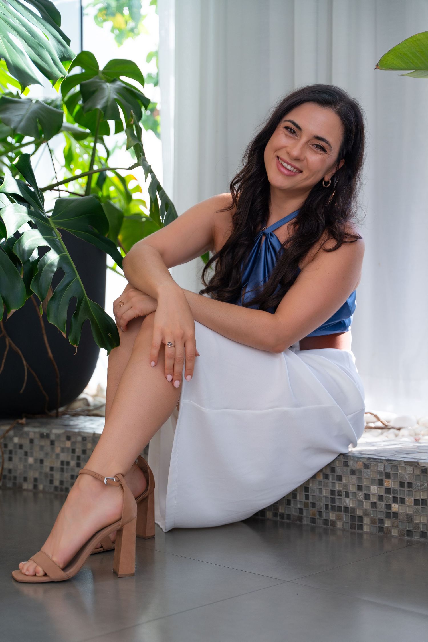 Personal branding session in Miami, FL – relaxed and natural portrait with lush greenery in the background.
