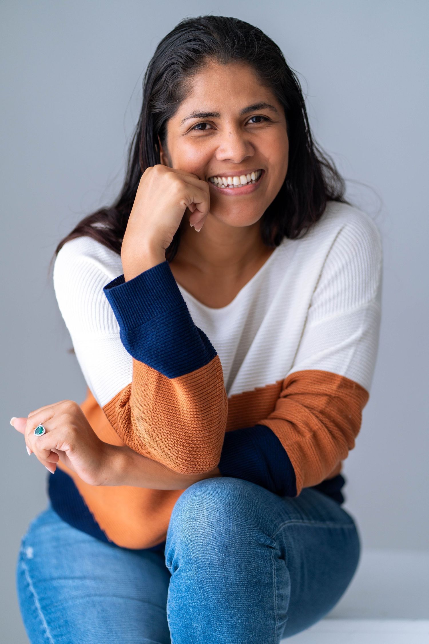 Modern branding headshot in Boca Raton, FL – relaxed and friendly portrait for a creative entrepreneur.