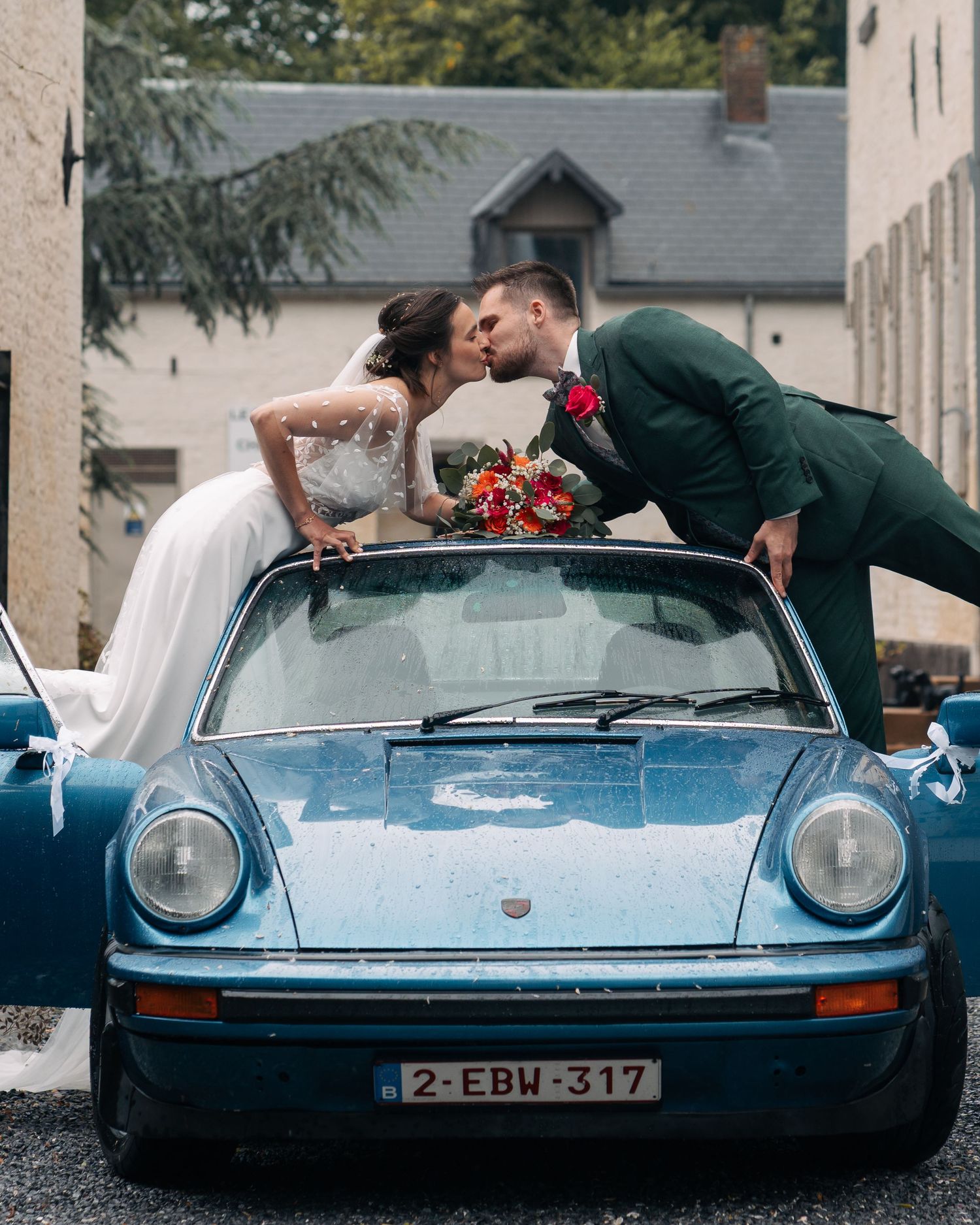 Photo de mariage couple s'embrassant sur Porsche vintage — photographe mariage Luxembourg