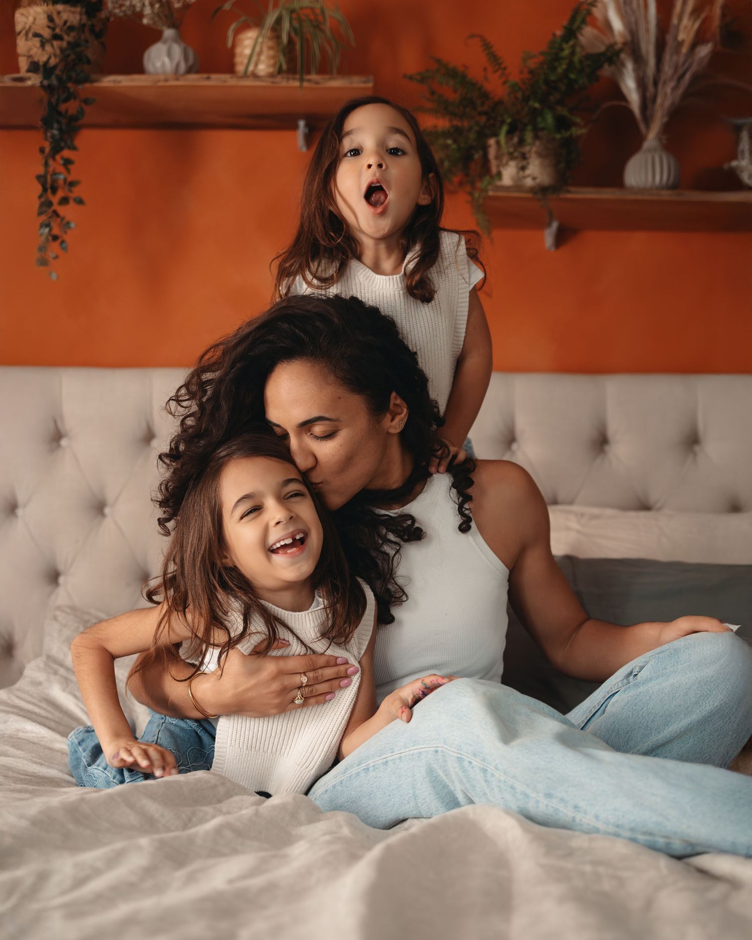 Photo de grossesse joyeuse mère et filles — photographe famille et maternité Luxembourg