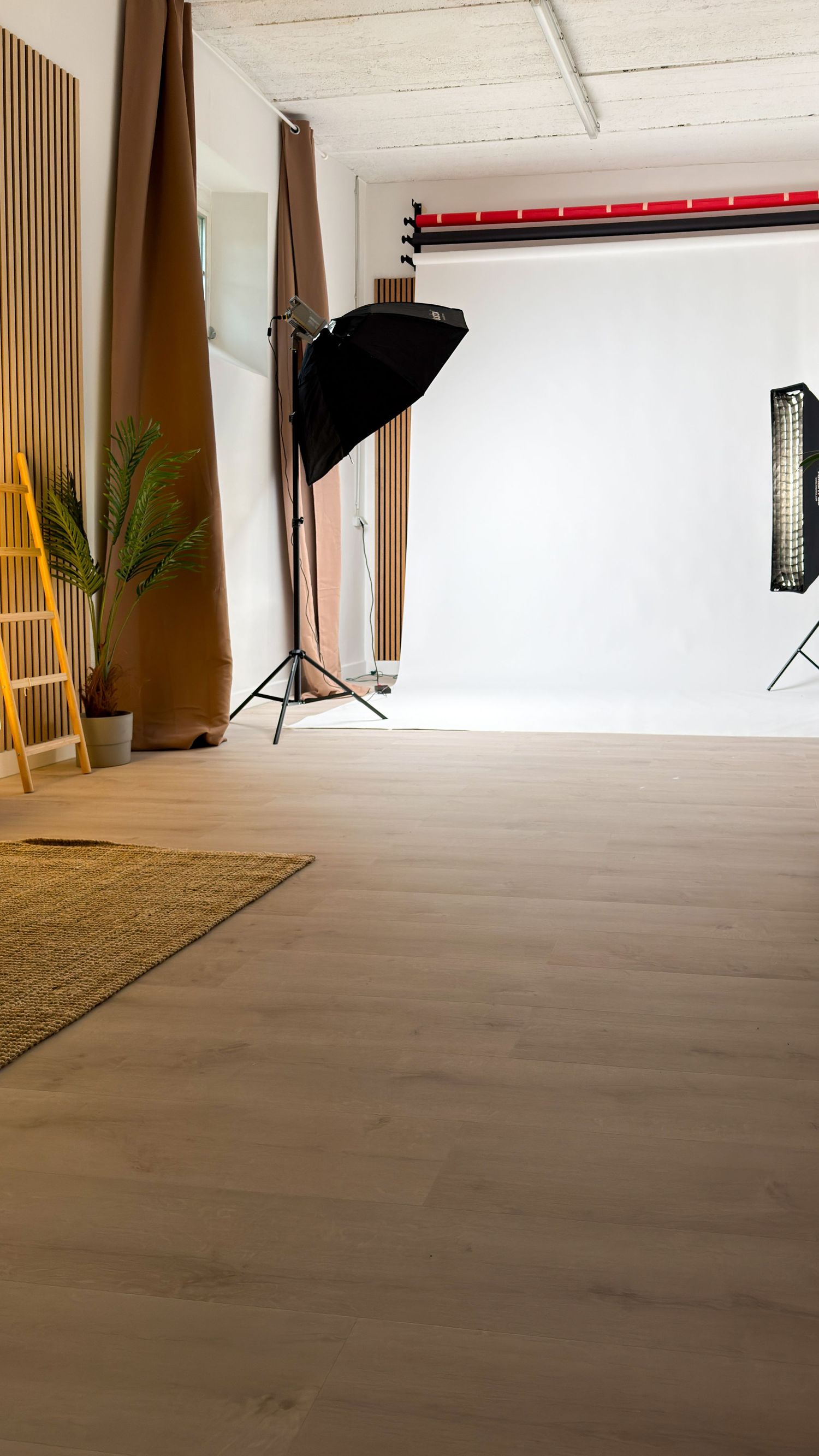 Studio photo professionnel avec équipement d'éclairage et fond blanc à Roodt-sur-Syre — MADE Creative Studio Luxembourg