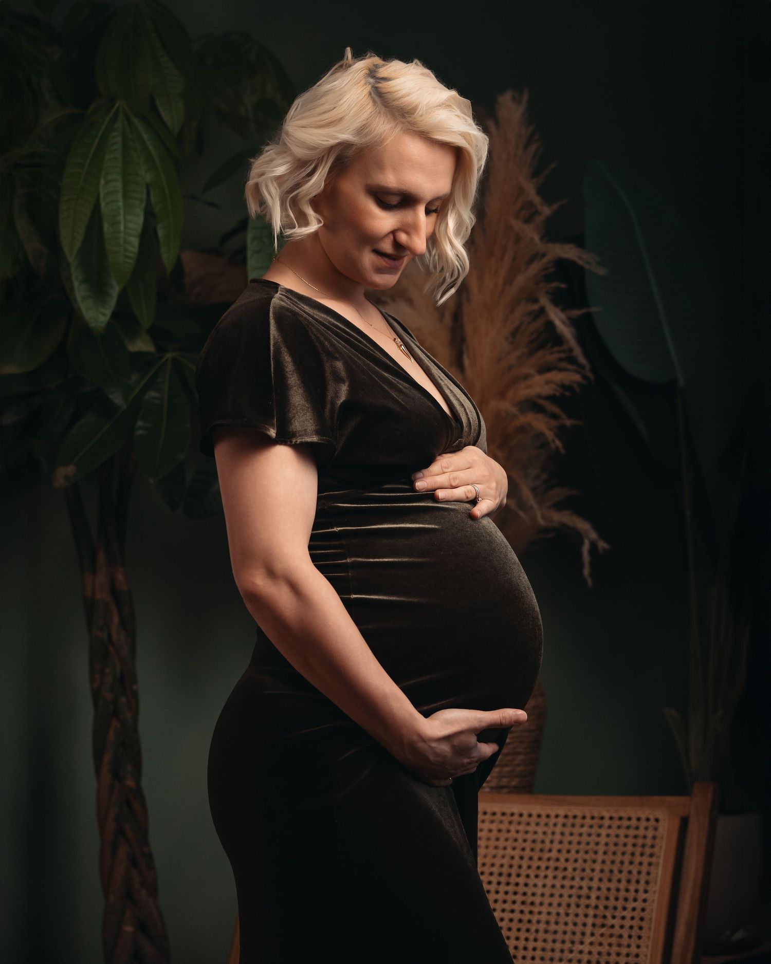 Portrait grossesse robe velours noire en studio — photographe maternité professionnel Luxembourg
