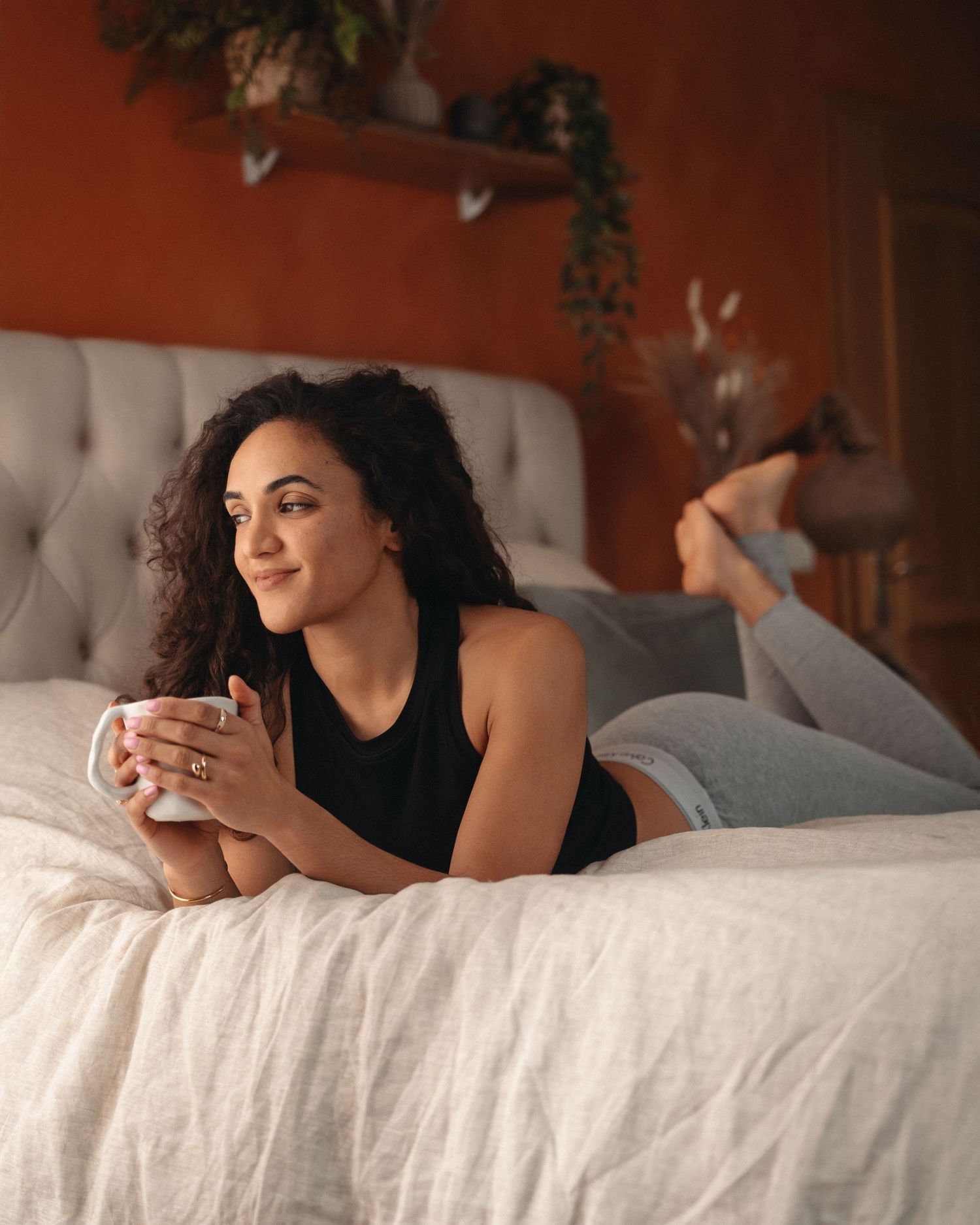 Photo lifestyle femme détente chambre cosy — contenu réseaux sociaux et personal branding Luxembourg