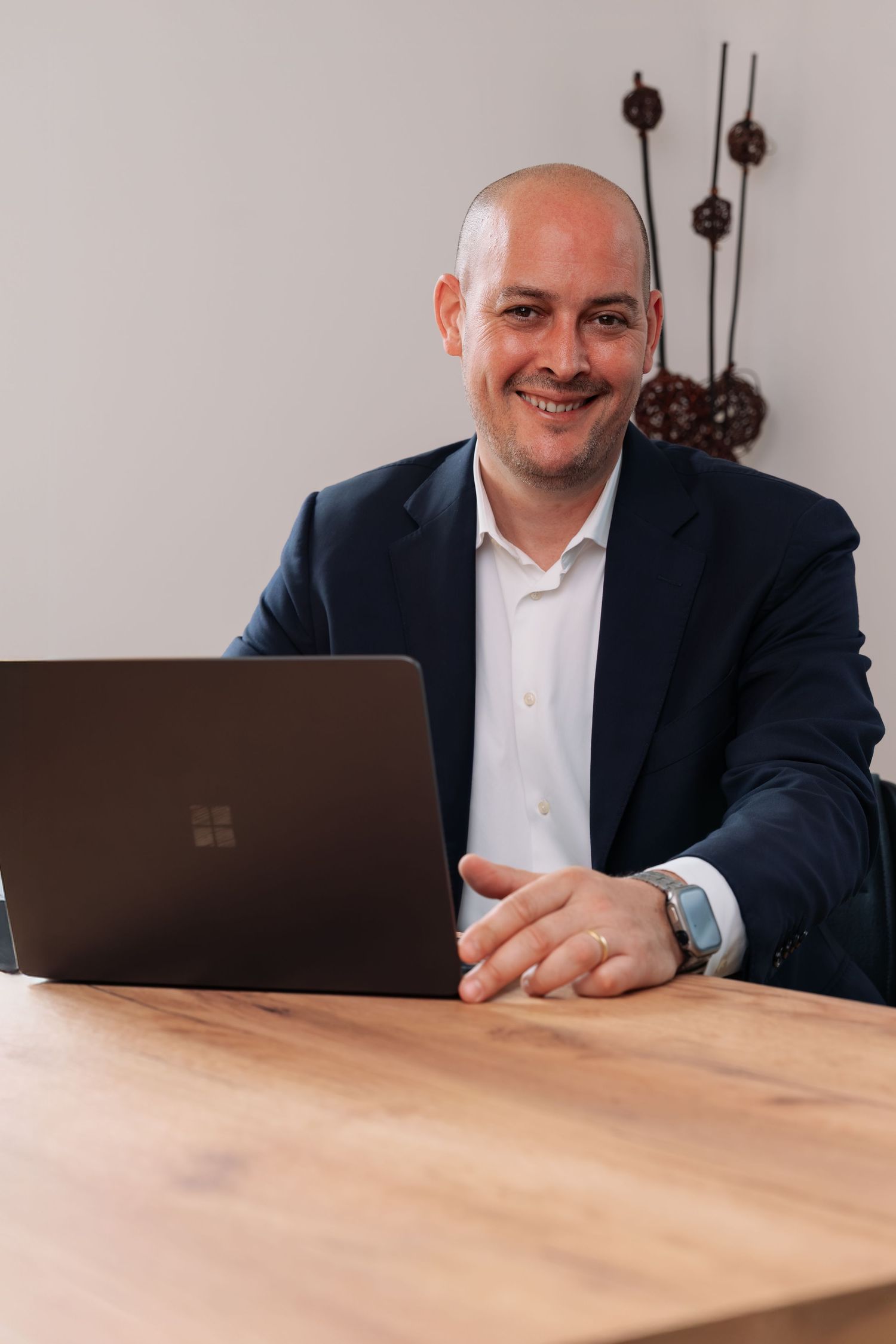 Portrait business homme d'affaires travaillant sur ordinateur portable — séance photo corporate Luxembourg