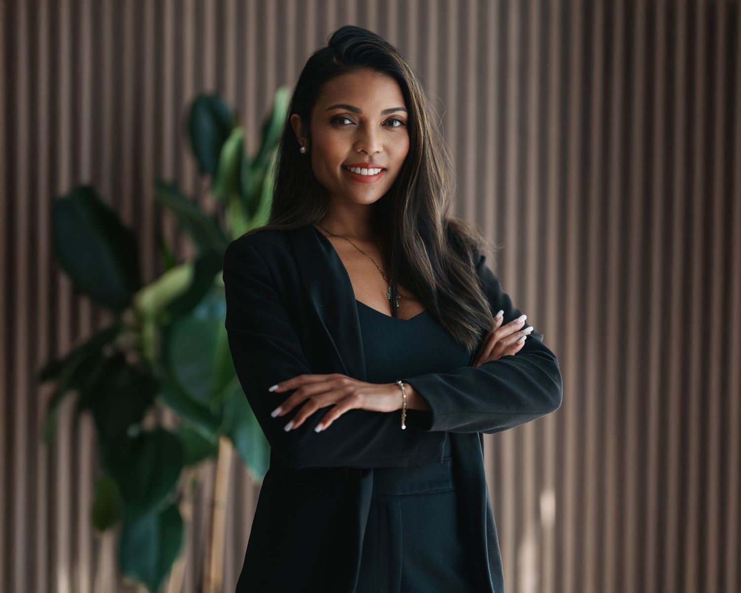 Portrait professionnel femme cadre souriant en blazer noir — photographe corporate Luxembourg