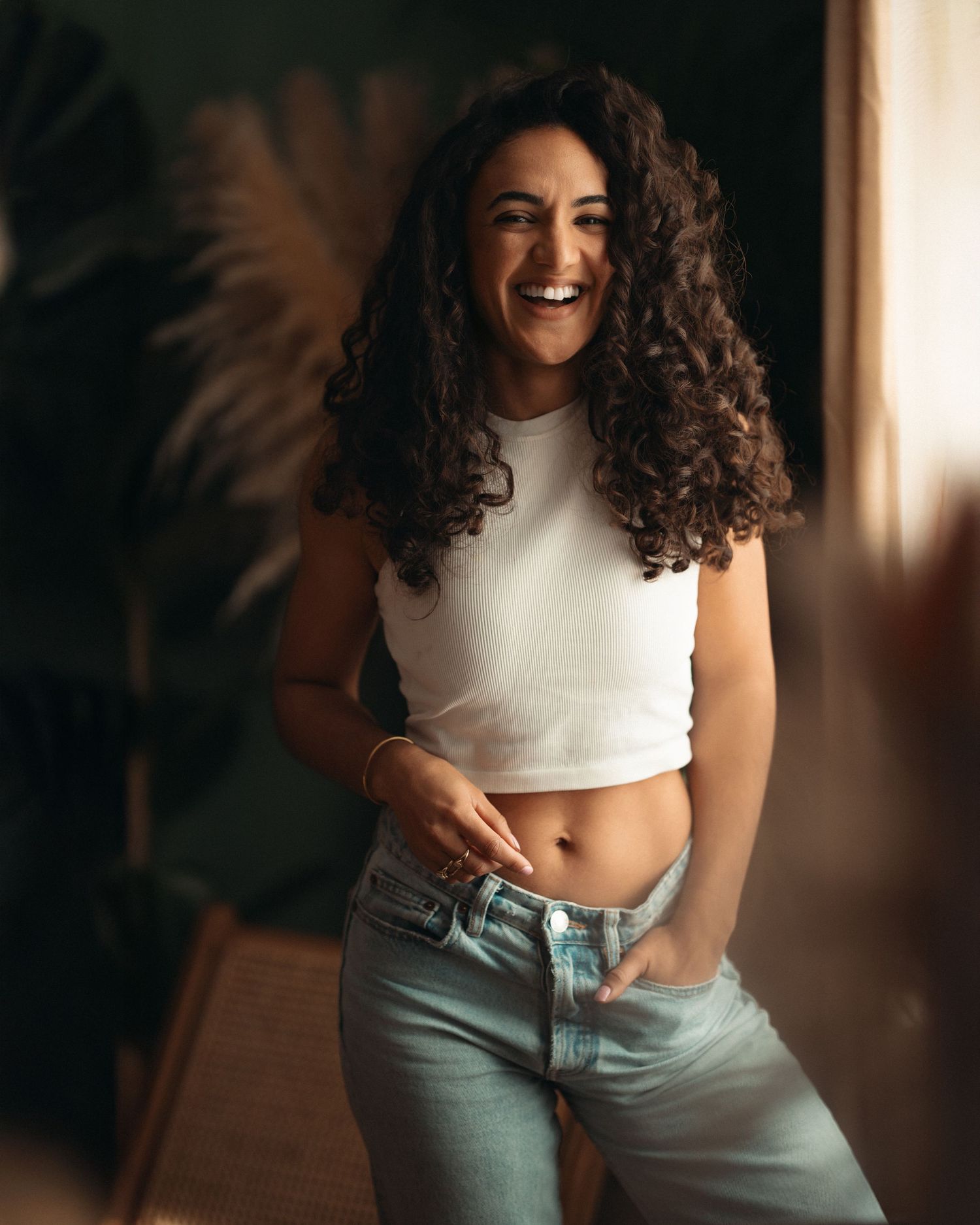 Shooting lifestyle femme souriante tenue décontractée — contenu créateur et personal branding Luxembourg