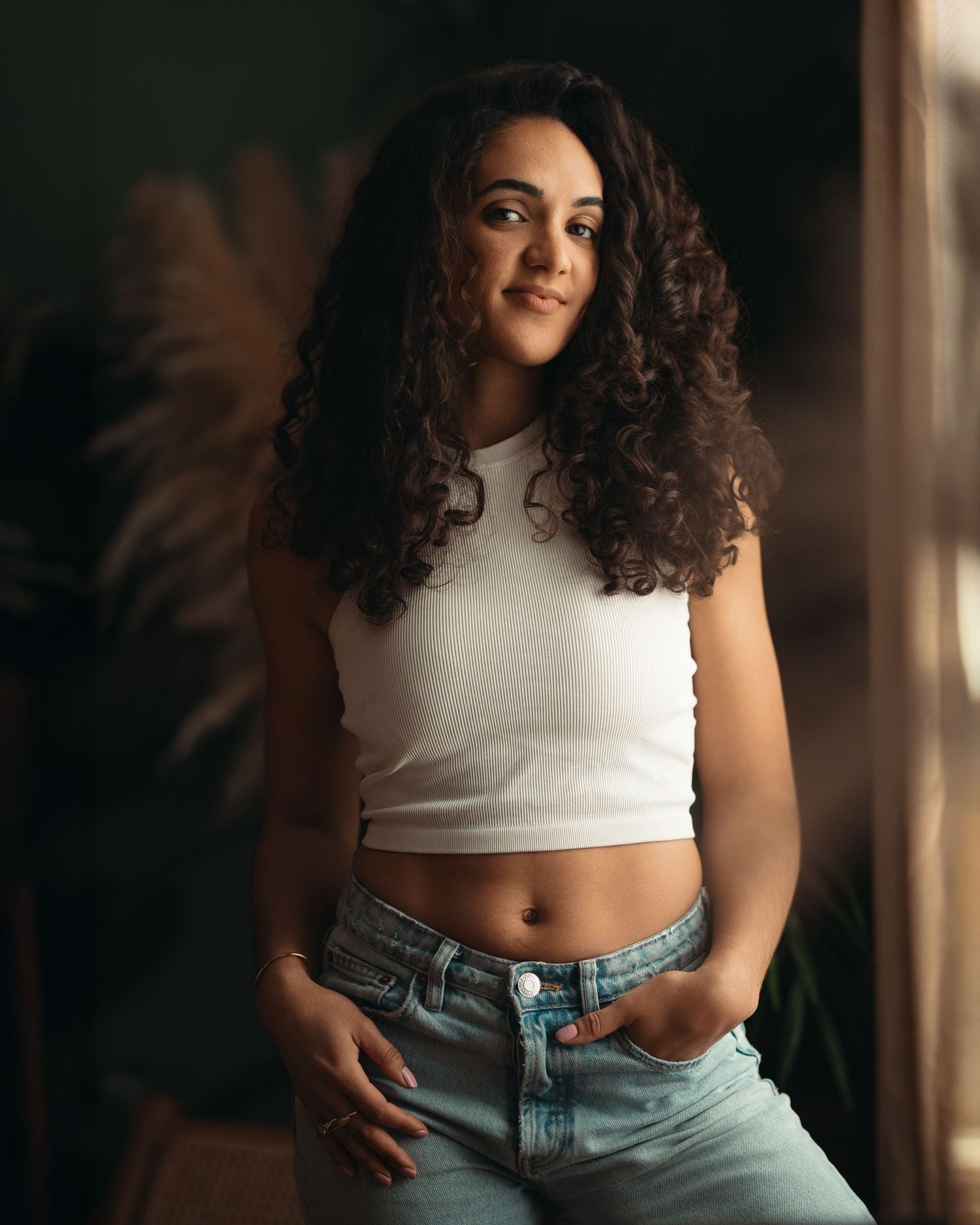 Shooting lifestyle femme confidente en lumière naturelle — contenu personal branding Luxembourg