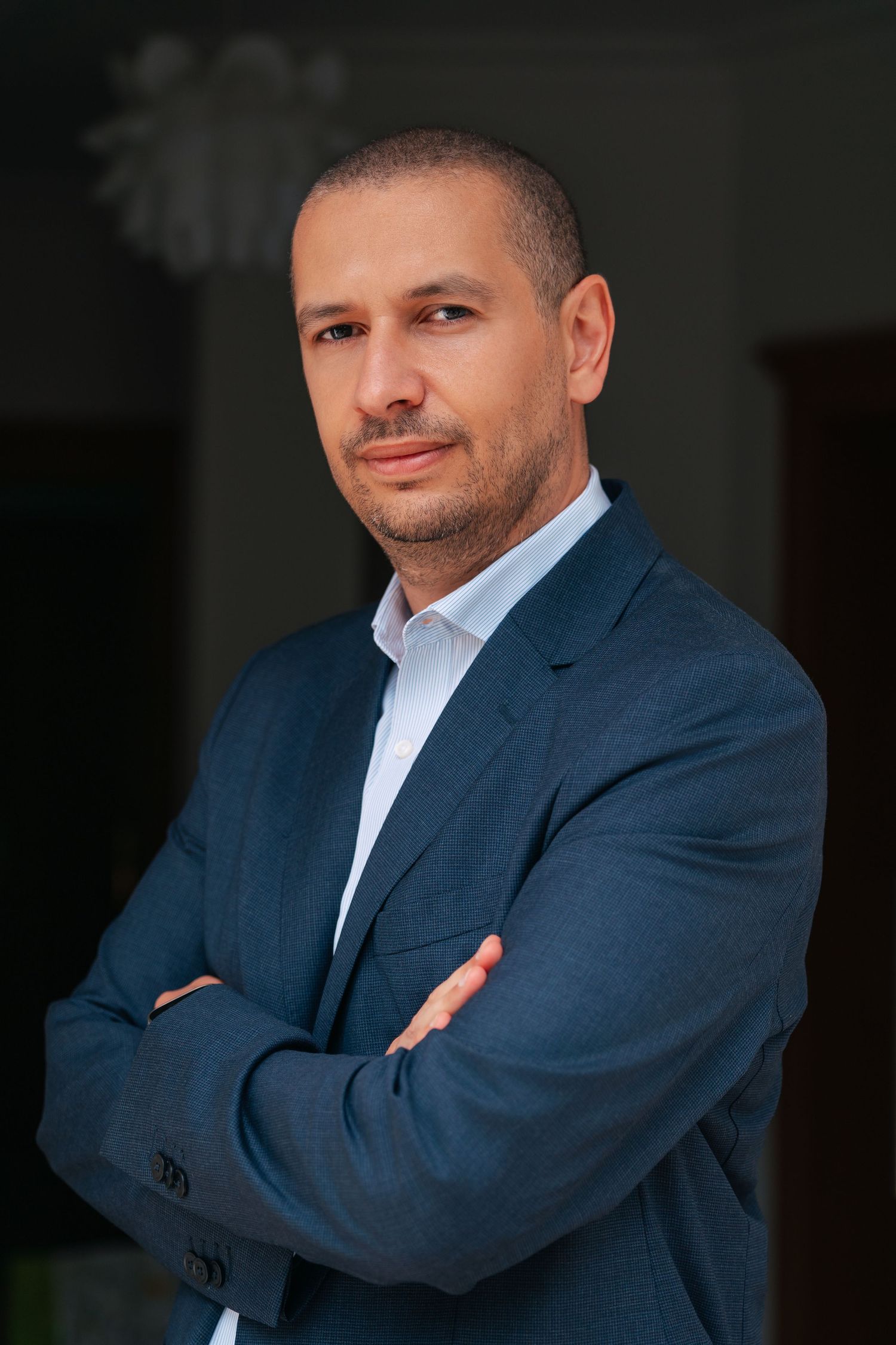 Portrait professionnel homme d'affaires costume bleu — photographe corporate Luxembourg