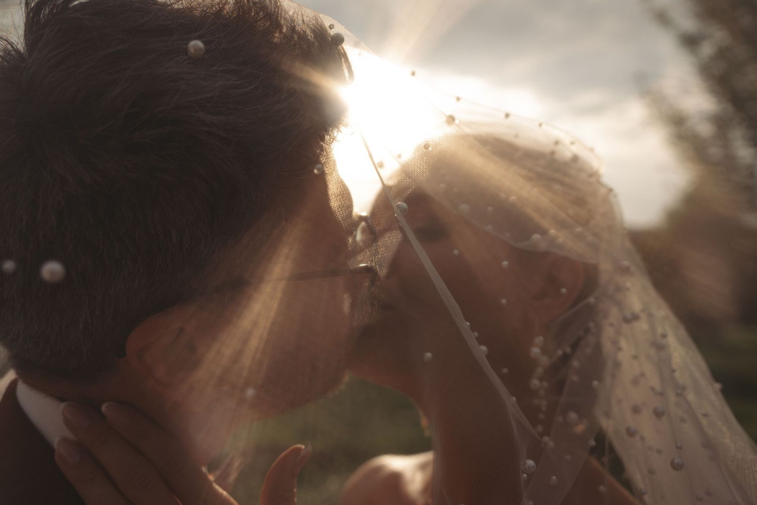 Photographie de mariage romantique en lumière dorée — photographe mariage Luxembourg Eilijah