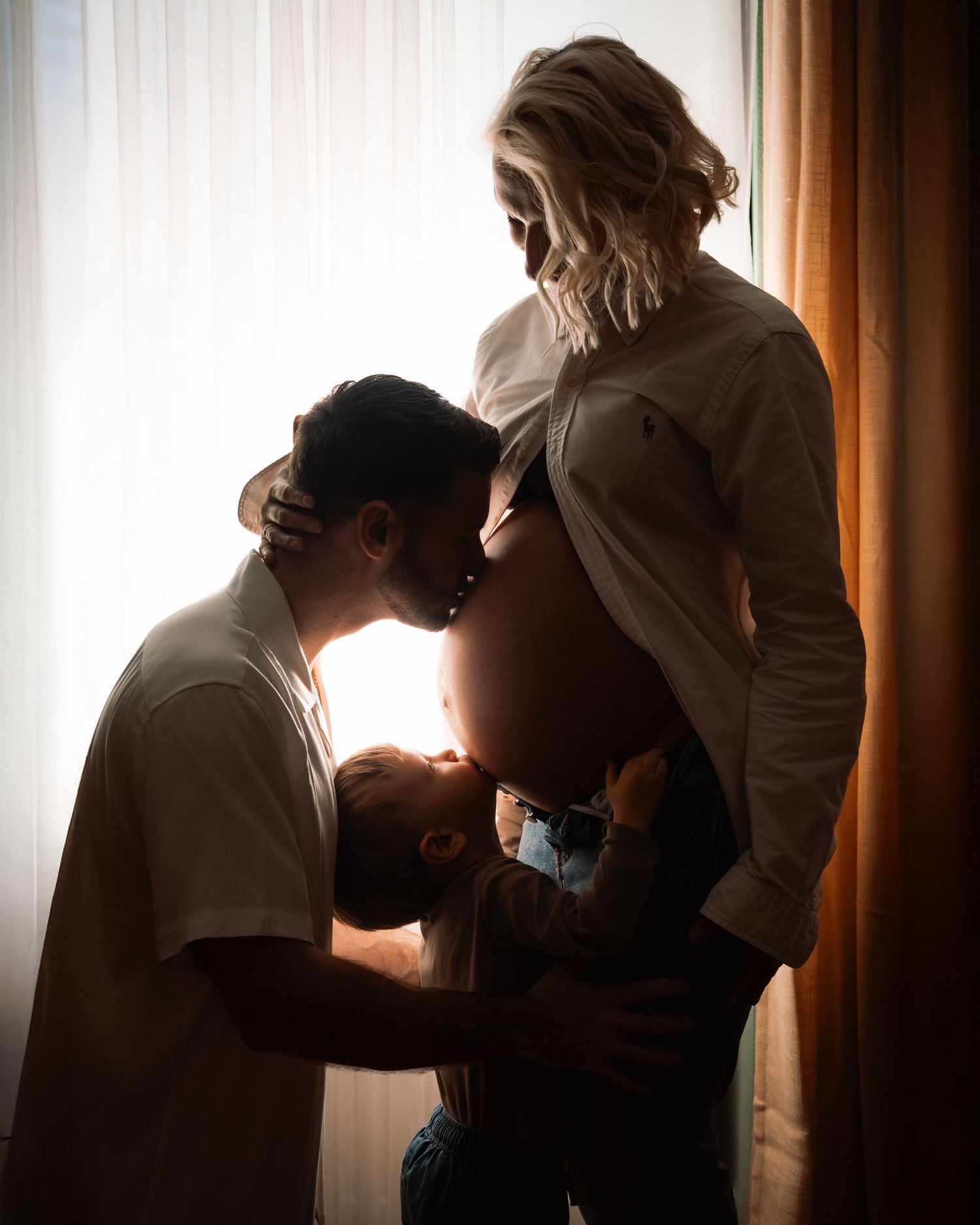 Séance photo grossesse couple et enfant en lumière naturelle — photographe maternité Luxembourg