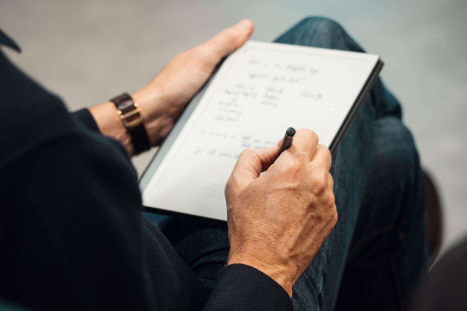 Détail reportage événementiel — prise de notes lors d'une conférence professionnelle Luxembourg