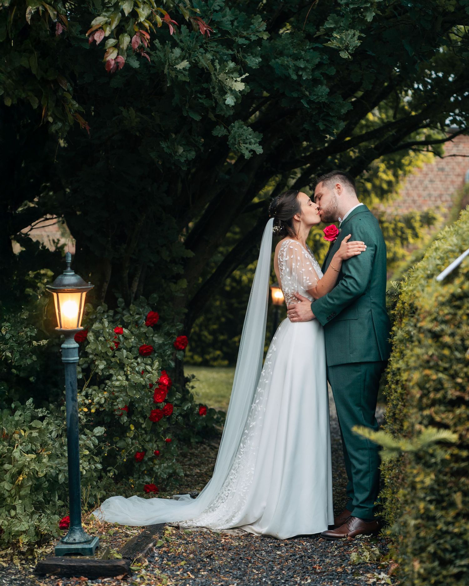 Photographie mariage romantique mariés près d'un lampadaire entouré de roses — photographe mariage Luxembourg