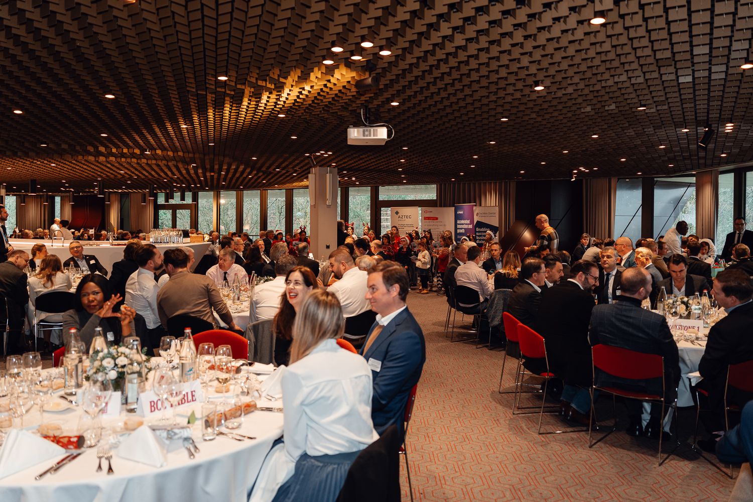 Photographie événementielle — dîner networking professionnel en salle de réception Luxembourg