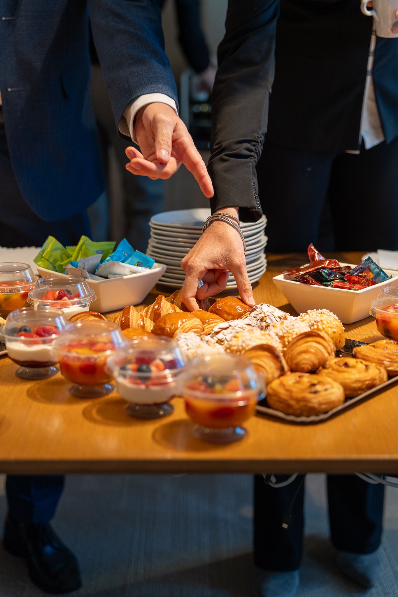 Photographie événementielle — buffet traiteur pâtisseries et viennoiseries lors d'un événement corporate